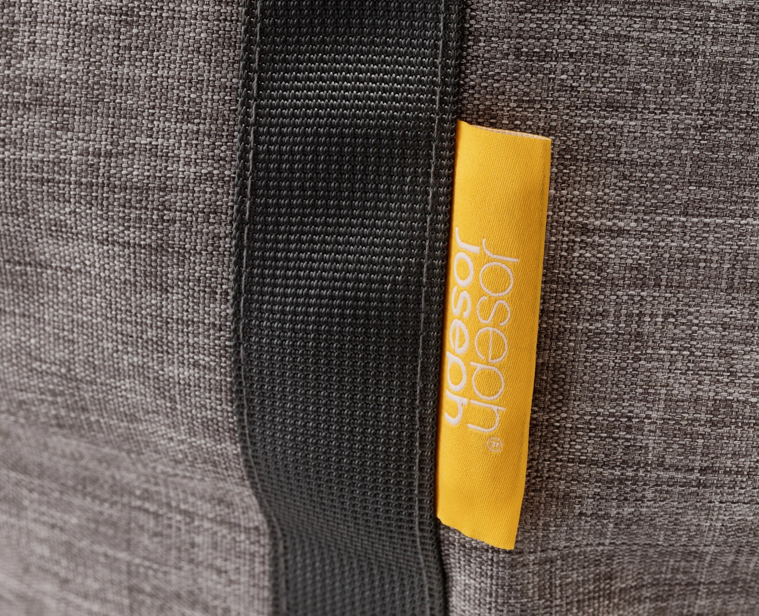 Tenere il cesto di tessuto pieghevole grigio