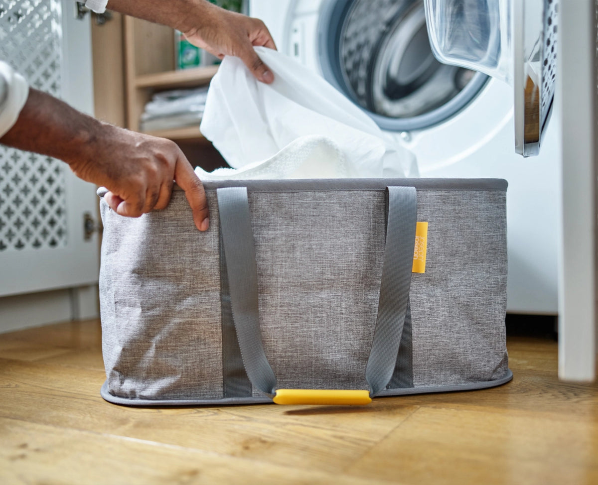 Hold-All Wäschekorb faltbar grau in Grau präsentiert im Onlineshop von KAQTU Design AG. Wäschekorb ist von Joseph Joseph