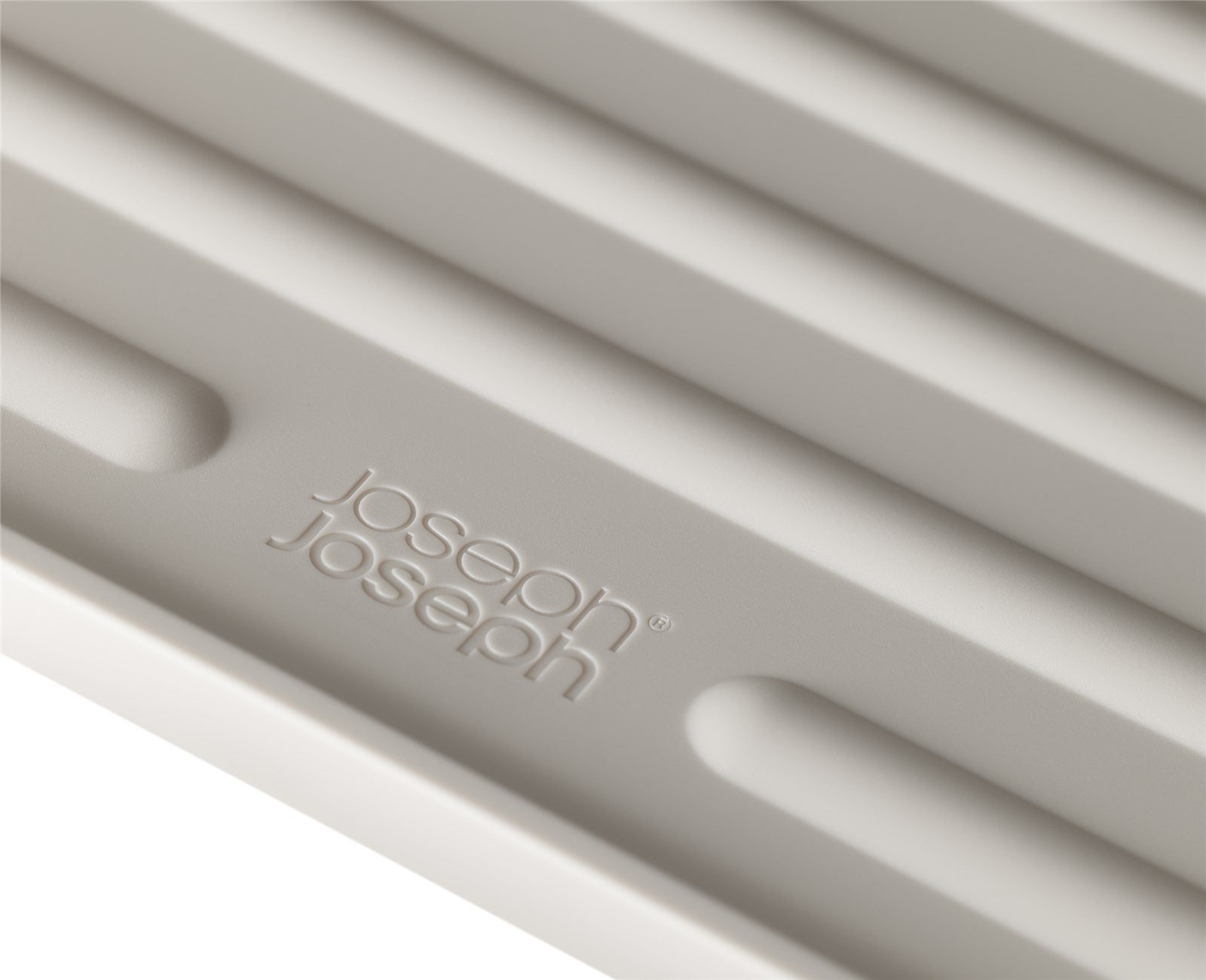 Platzsparendes Schuhregal in ecru von Joseph Joseph: Perfekt für enge Räume, robust, für 12 Paar Schuhe, modern und leicht zu reinigen.