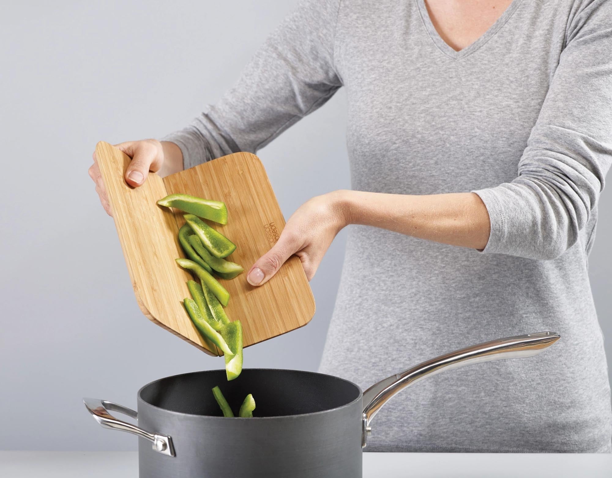 Das Chop2Pot Bamboo Faltschneidebrett von Joseph Joseph: robust, nachhaltig, faltbar, 32,5x27 cm, ideal für effizientes Kochen.