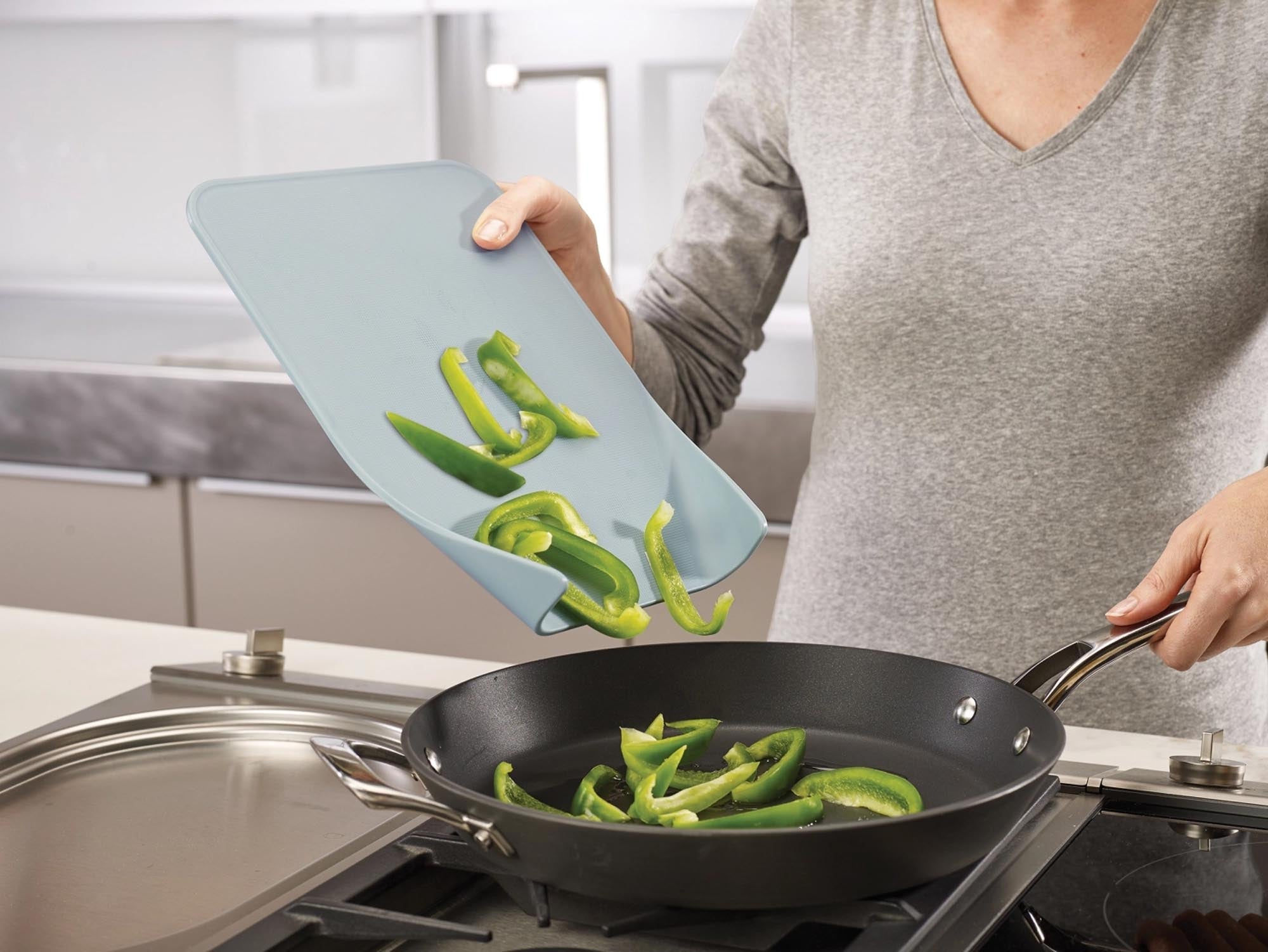 Entdecken Sie die eleganten Joseph Joseph Nest Schneidebretter in grau-blau, 3-teilig, 25.5x34x5.5cm. Funktionalität trifft modernes Design für Ihre Küche!