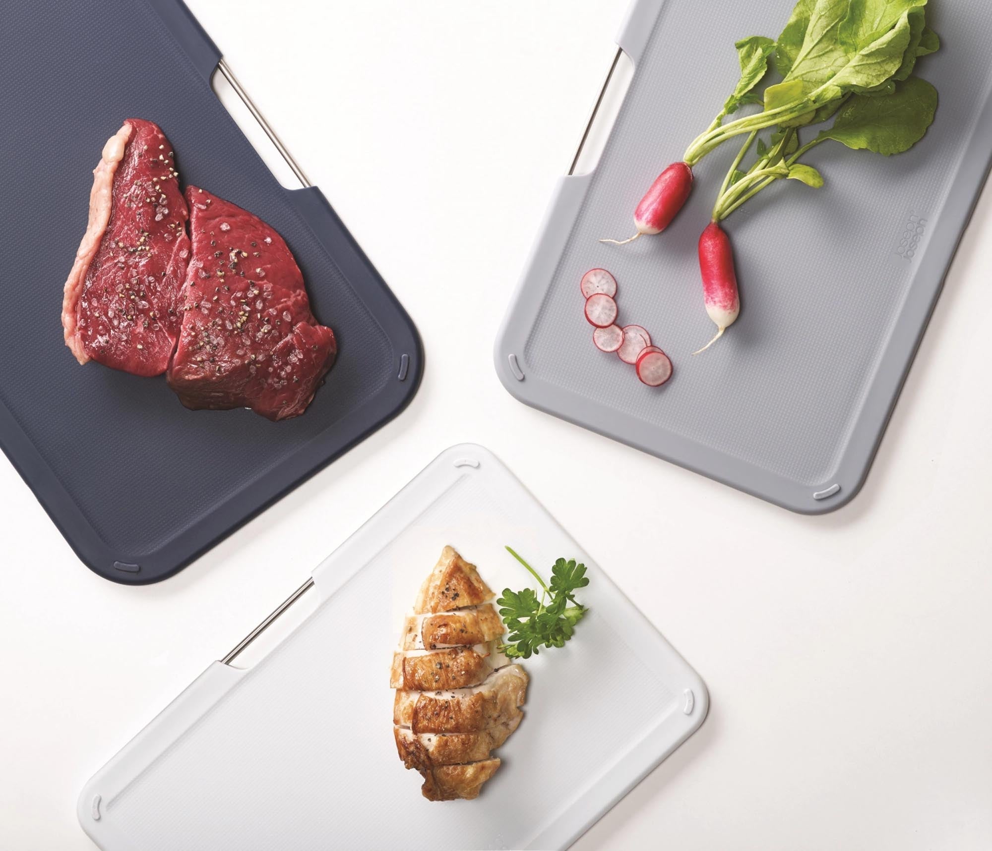 Praktisches und elegantes Schneidebrett in Grau von Joseph Joseph, 22x32x6.7 cm, ideal für sicheres und hygienisches Schneiden in jeder Küche.