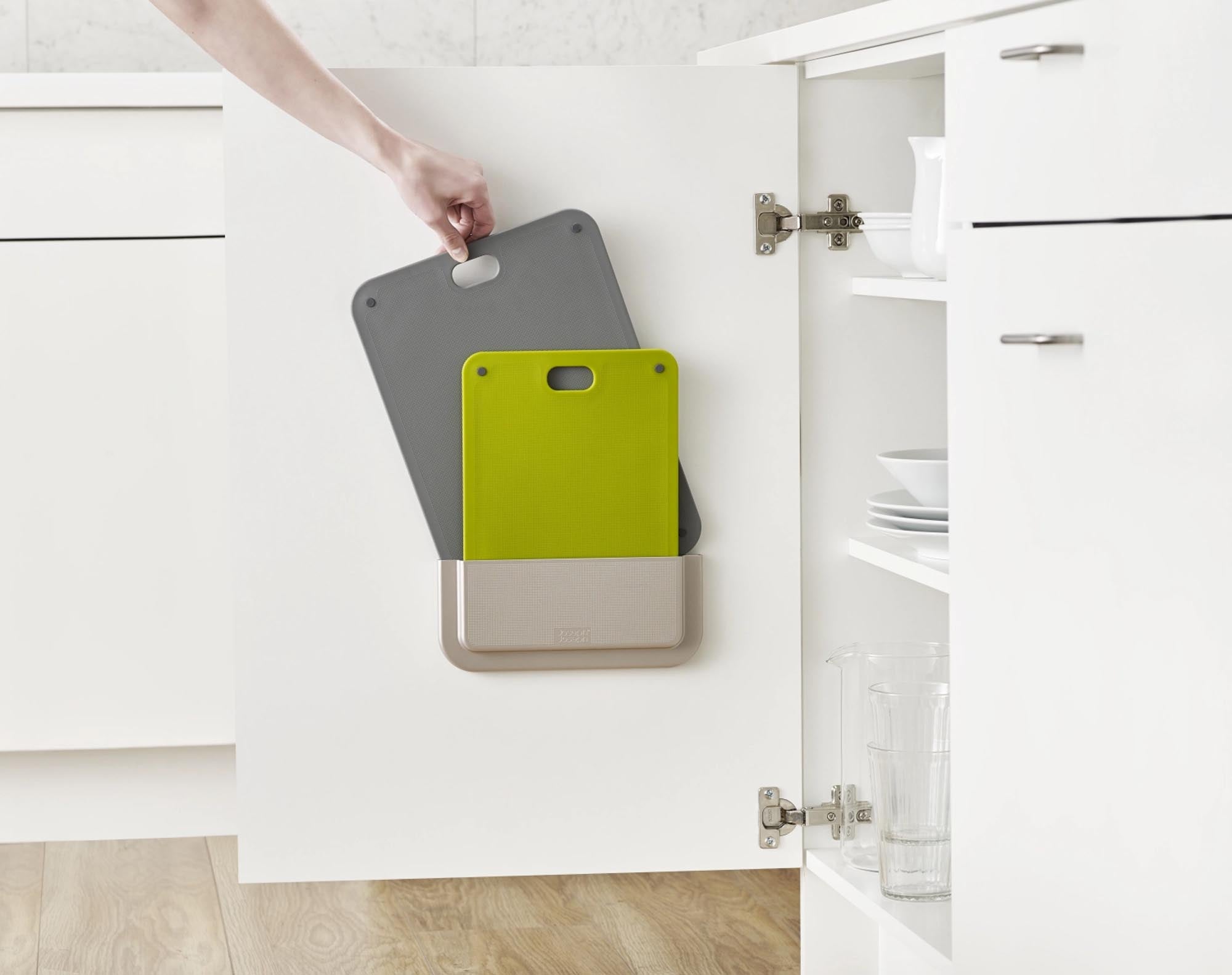 Kompaktes, langlebiges Schneidebrett-Set von Joseph Joseph: Funktional, stilvoll, platzsparend, ideal für jede Küche.