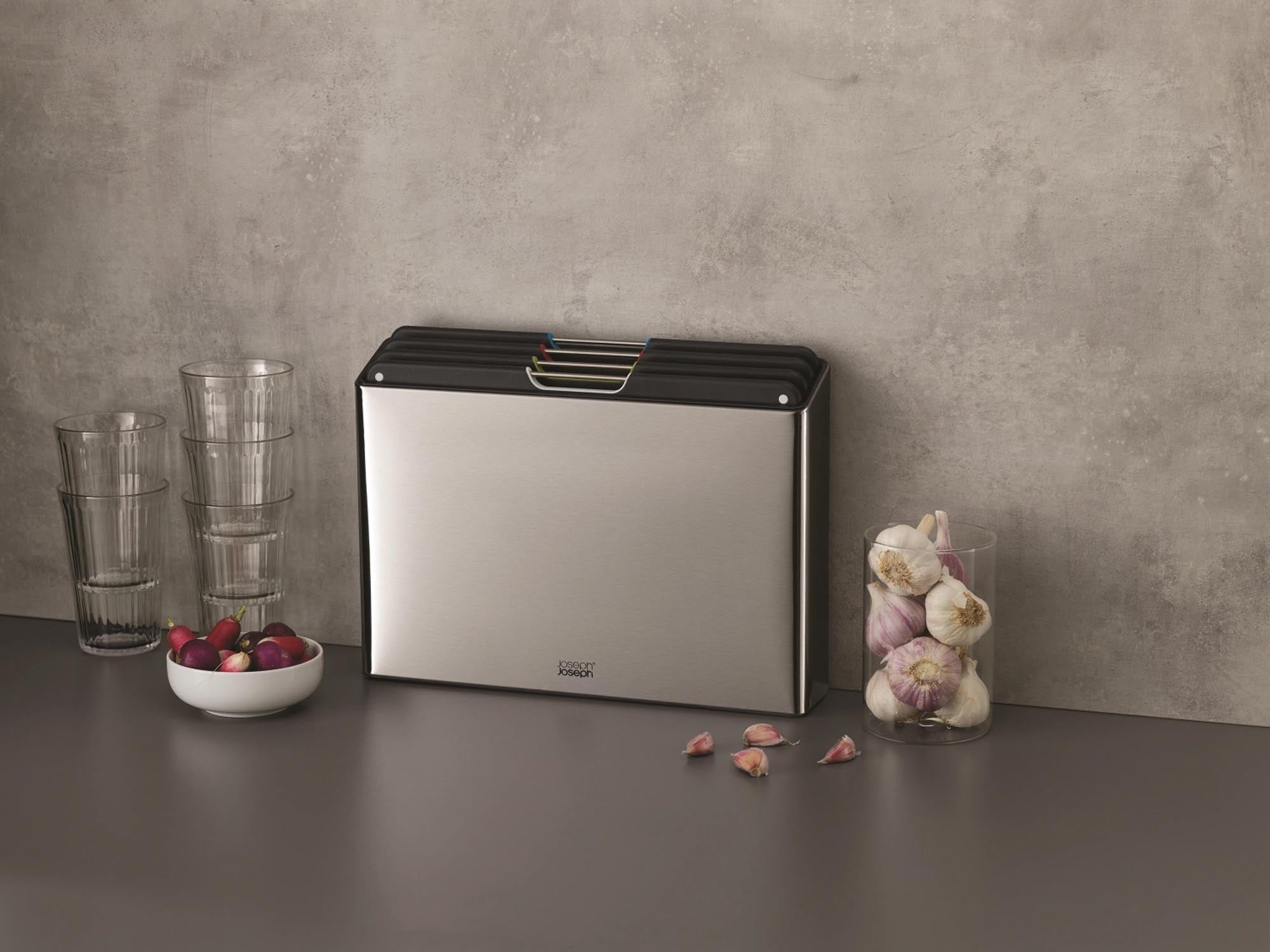 Entdecken Sie das 4-teilige Folio Steel Schneidebrett-Set von Joseph Joseph – stilvolle Edelstahlbretter für sicheres und einfaches Zubereiten.