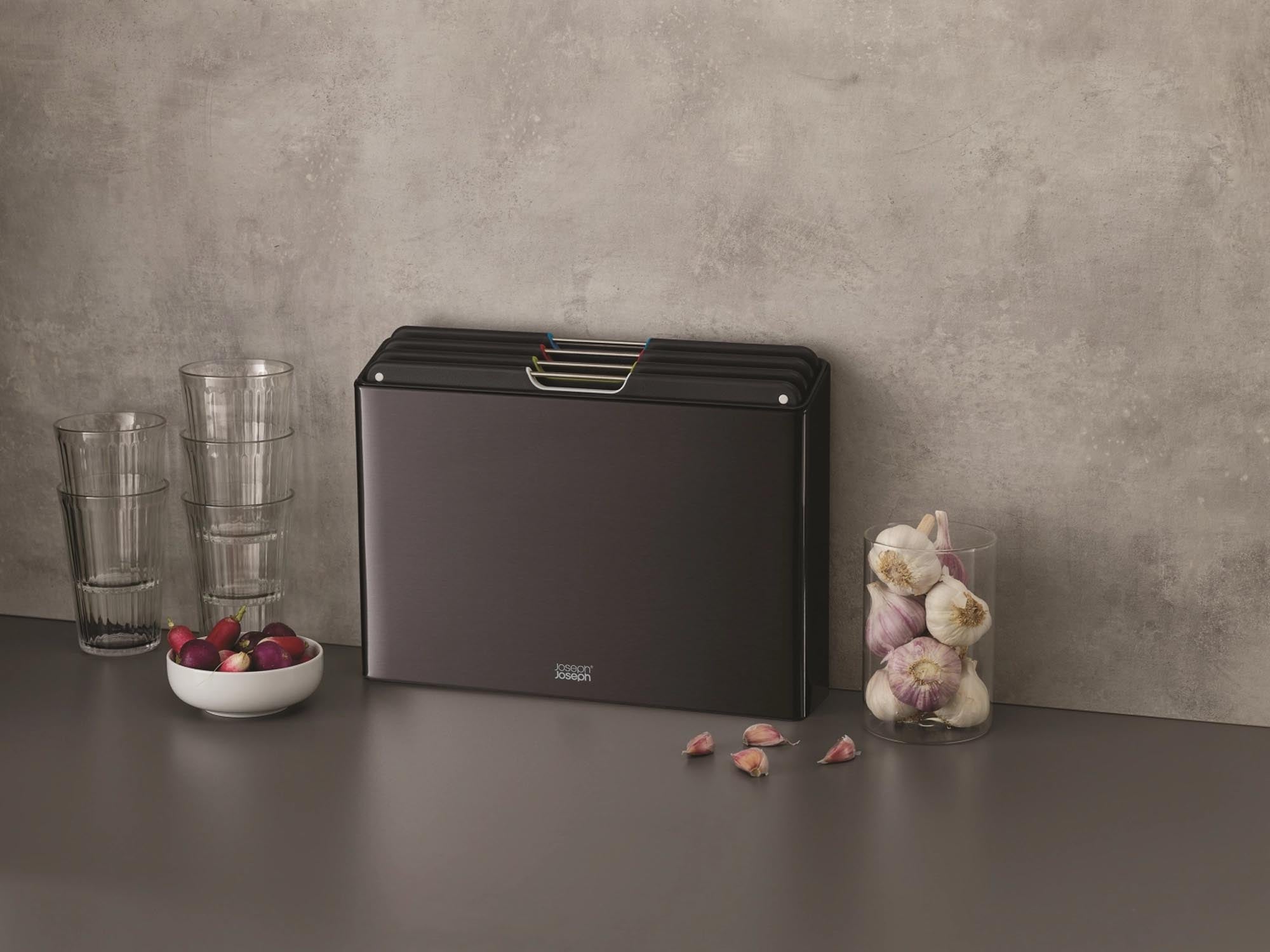 Praktisches 4-teiliges Schneidebrett-Set in Carbon Black von Joseph Joseph. Robust, hygienisch und rutschfest – perfekt für alle Kochbedürfnisse.