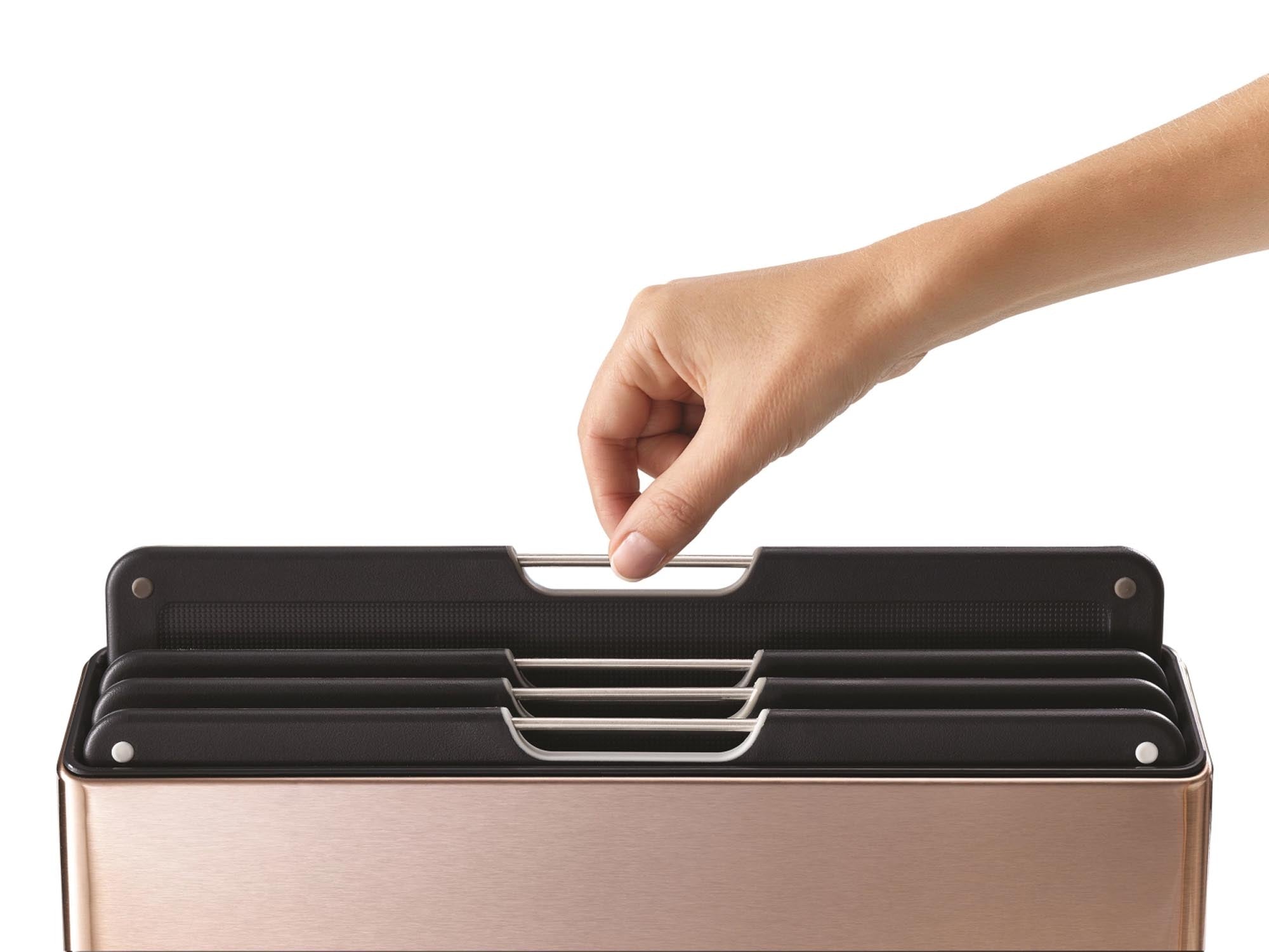 Erleben Sie das elegante 4-teilige Schneidebrett-Set Folio Steel in Roségold von Joseph Joseph – ideal für moderne Küchen und vielseitige Anwendungen.