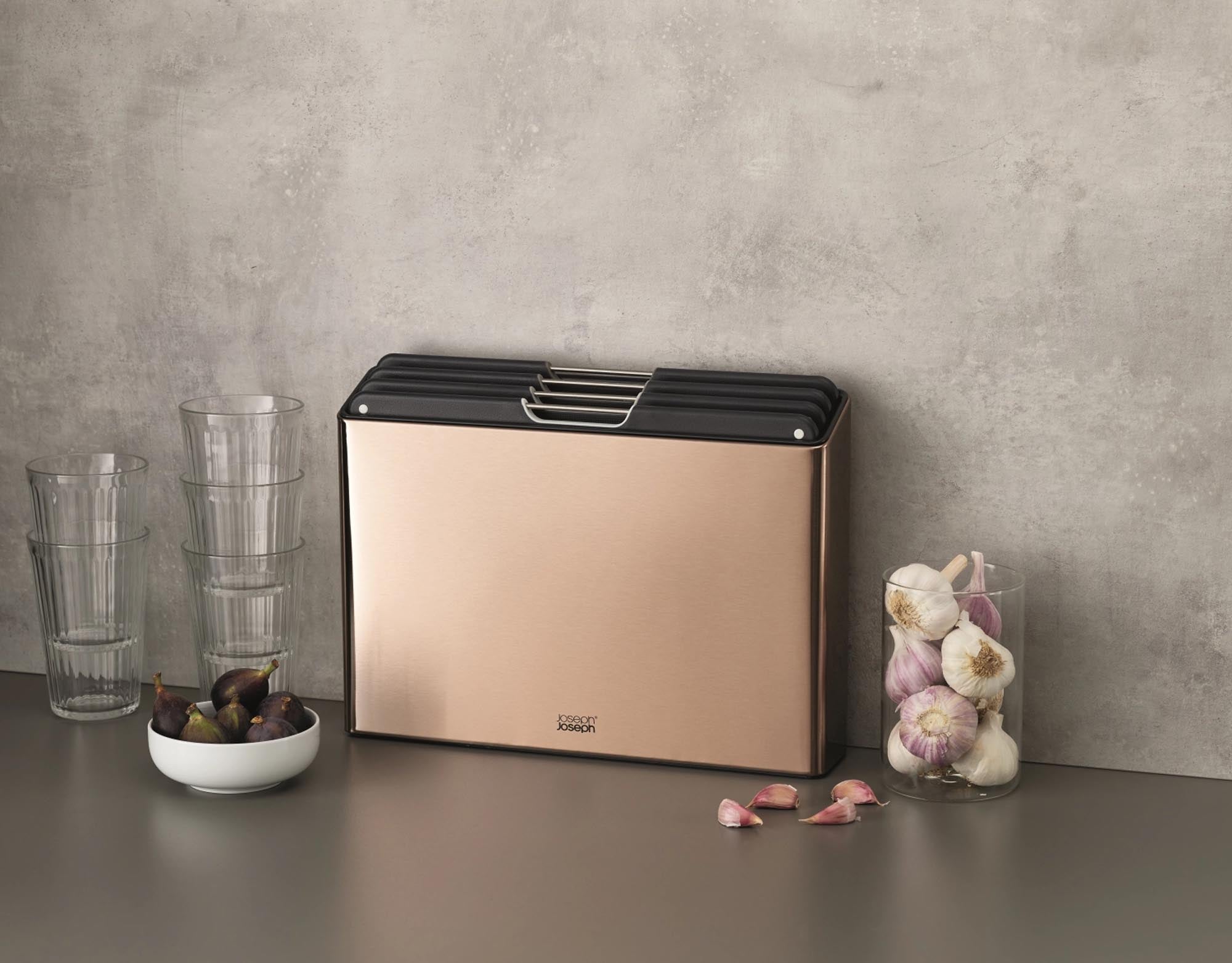 Elegantes Roségold-Design trifft auf Funktionalität: 4 robuste, hygienische Edelstahl-Schneidebretter von Joseph Joseph.