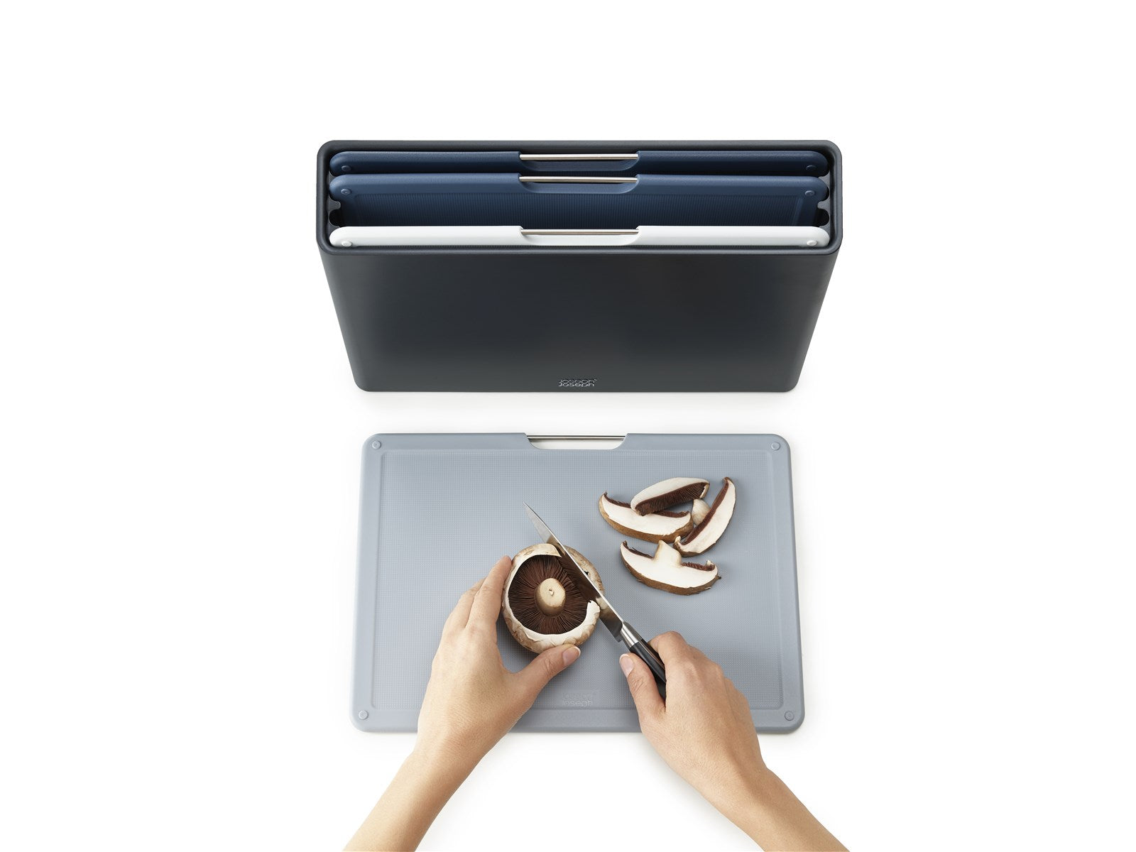 Entdecke das Folio Graphit 4-teiliges Schneidebrett-Set von Joseph Joseph. Hochwertige, spülmaschinenfeste Bretter mit praktischer Aufbewahrung!