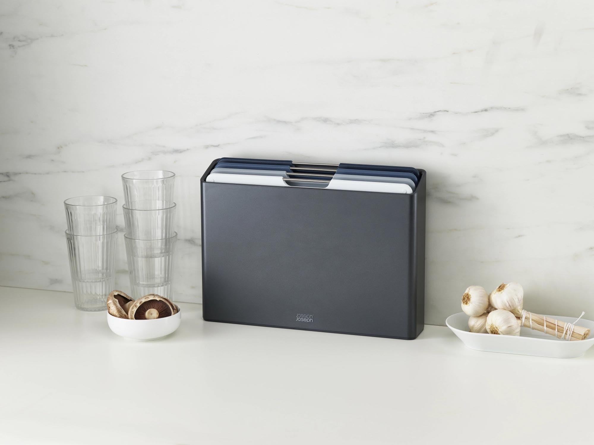 Entdecken Sie das Folio Graphit 4-teiliges Schneidebrett-Set von Joseph Joseph – ideal für präzises Schneiden und stilvolle Aufbewahrung in Ihrer Küche.