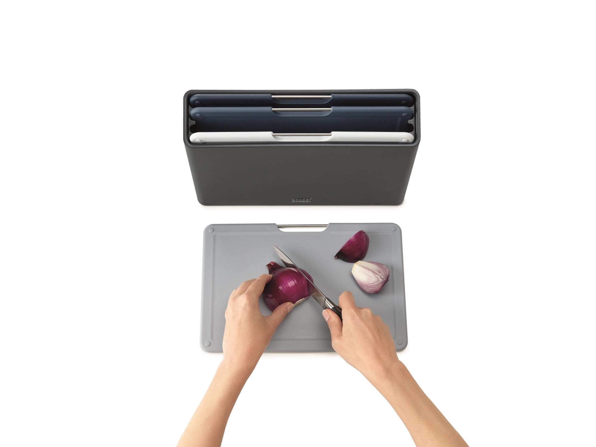 Praktisches 4-teiliges Schneidebrett-Set von Joseph Joseph in modernem Design. Ideal für hygienisches Schneiden und platzsparende Aufbewahrung.