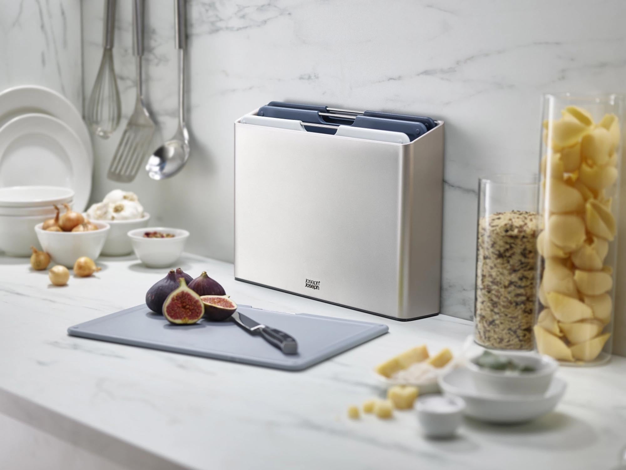 Elegantes 4-teiliges Schneidebrett-Set von Joseph Joseph, ideal für Küchen.