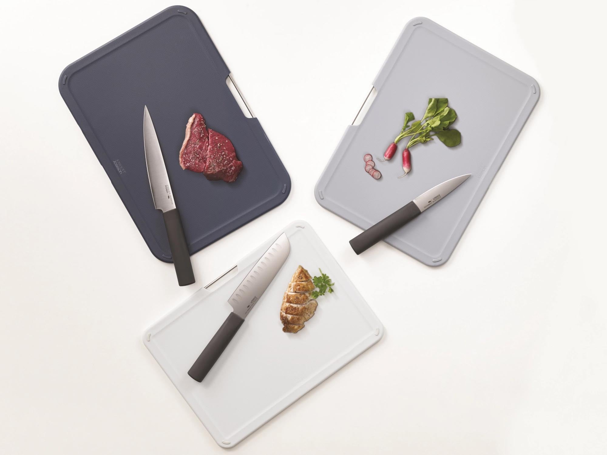 Entdecken Sie das vielseitige Nest Boards Plus Set von Joseph Joseph – 6 farbige Schneidebretter und ein ergonomisches Messer für sicheres und effizientes Kochen.