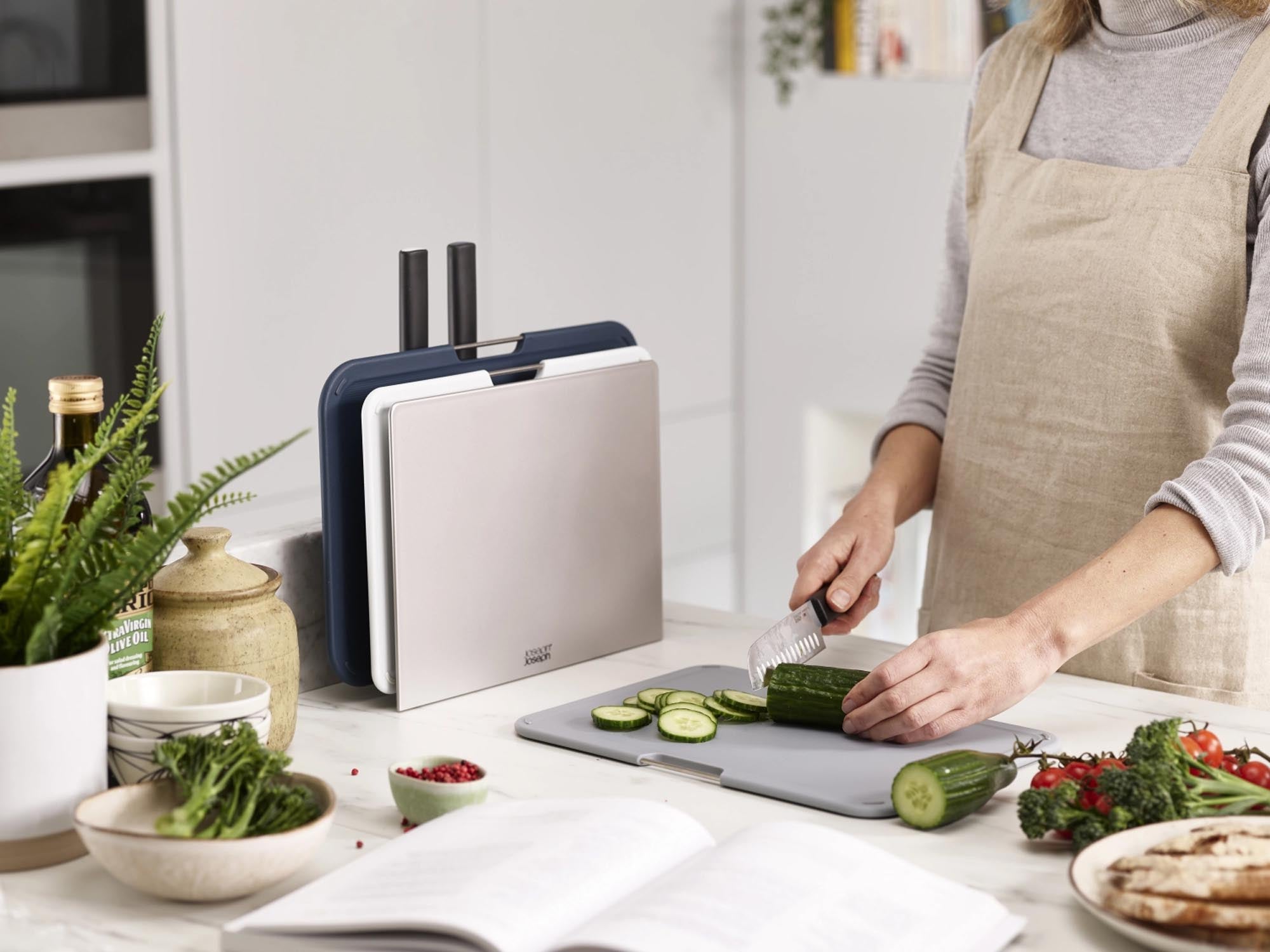 Optimieren Sie Ihre Küche mit dem Nest Boards Plus Set von Joseph Joseph: 6 farbige Schneidebretter und ein hochwertiges Edelstahlmesser für hygienisches und präzises Arbeiten.