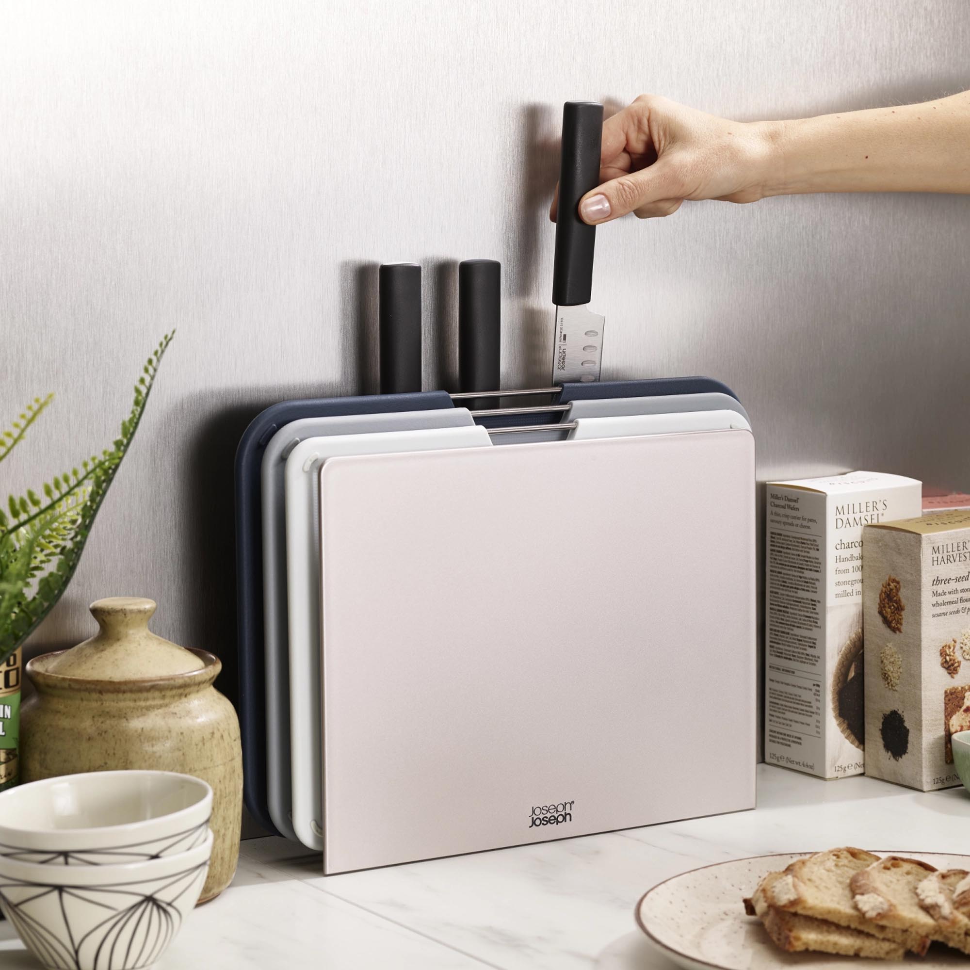 Entdecken Sie das innovative Nest Boards Plus Set von Joseph Joseph: 6 praktische Schneidebretter und ein scharfes Edelstahlmesser für effizientes Kochen.