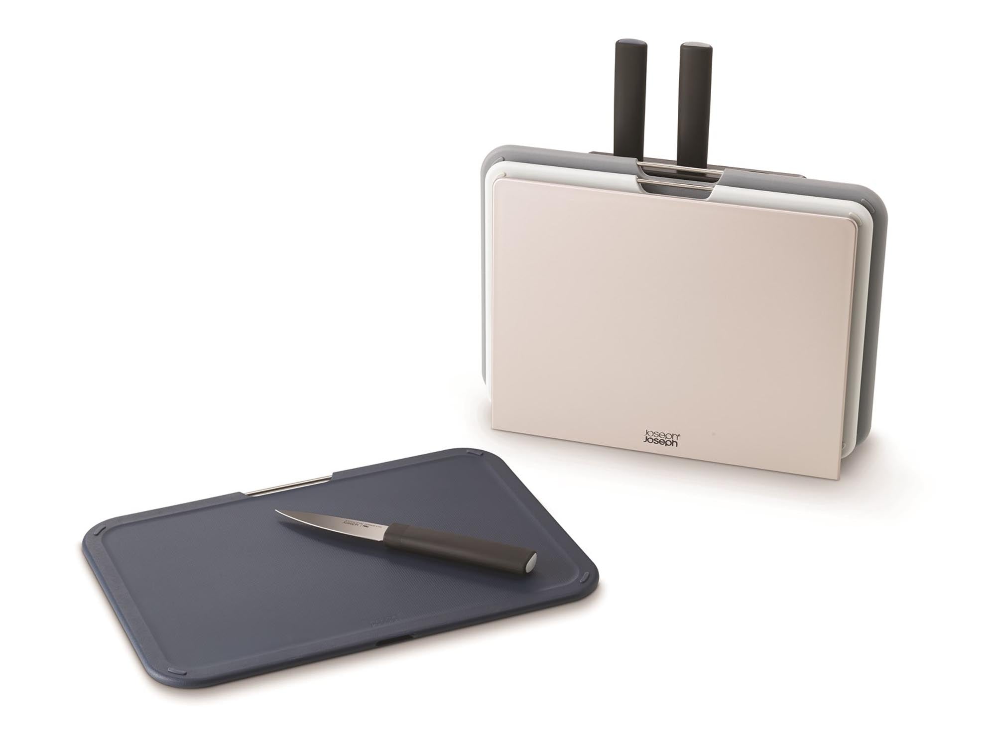 Entdecken Sie das vielseitige Nest Boards Plus Set von Joseph Joseph – 6 farbige Schneidebretter und ein ergonomisches Messer für sicheres und effizientes Kochen.