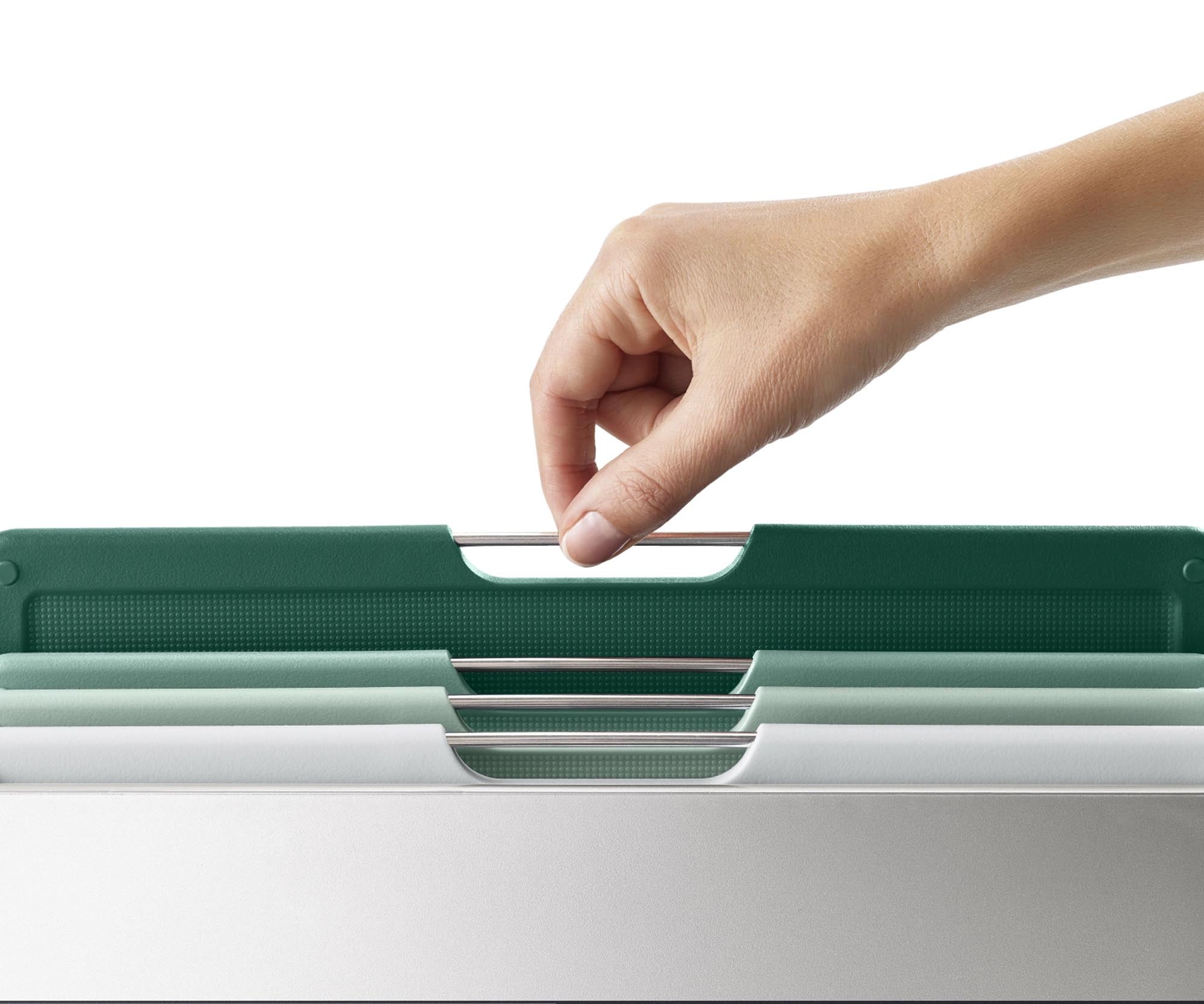 Praktisches 4-teiliges Schneidebrett-Set von Joseph Joseph in elegantem Salbeigrün. Ideal für sicheres und hygienisches Schneiden in der Küche.