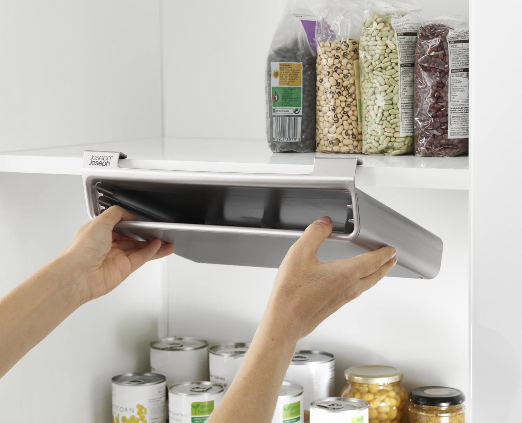 Platzsparendes 3-teiliges Regaleinhänge-Schneidebrett-Set von Joseph Joseph.