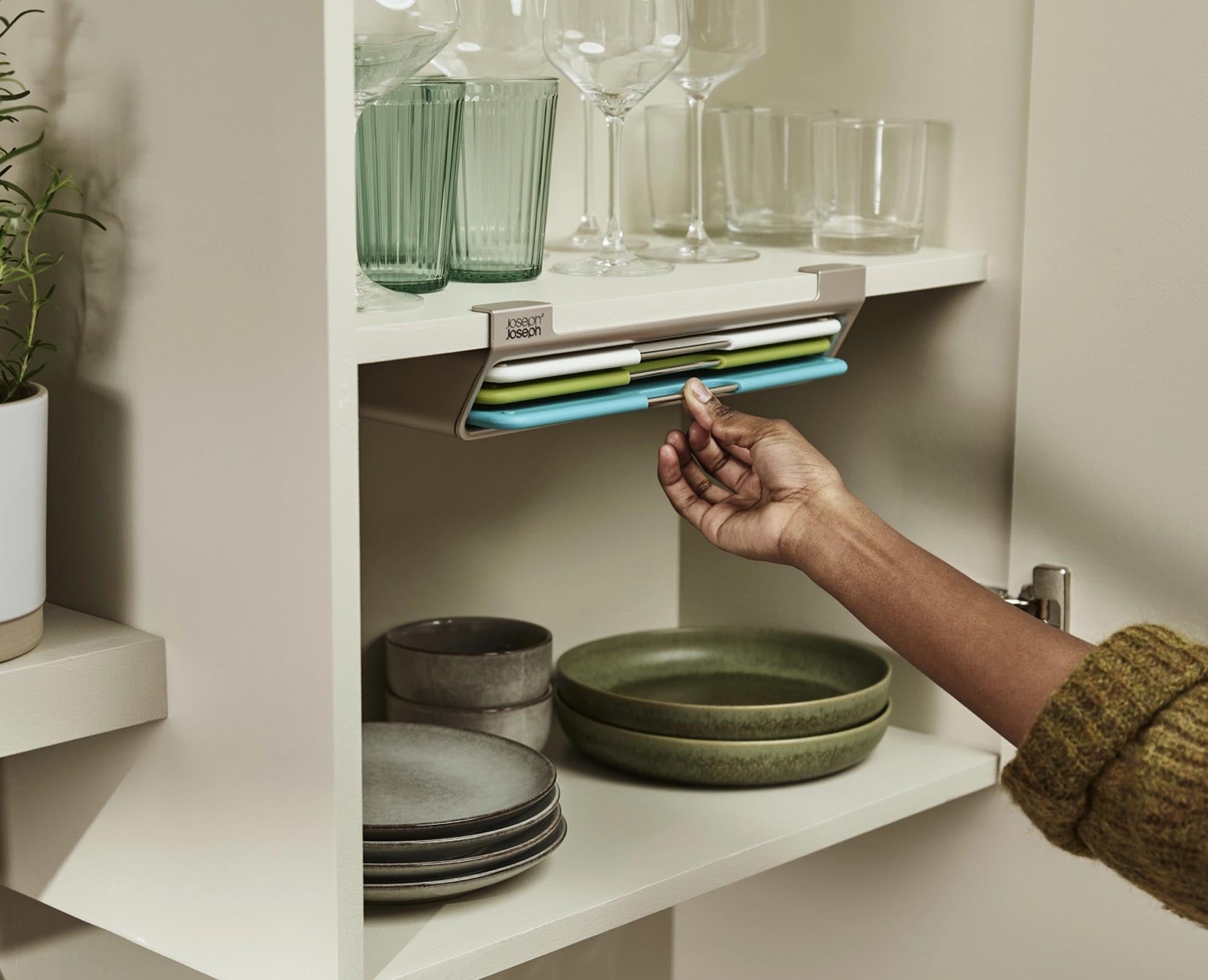 Das platzsparende Folio Slim Set von Joseph Joseph bietet 3 BPA-freie, rutschfeste Schneidebretter für Gemüse, Fleisch und Brot.