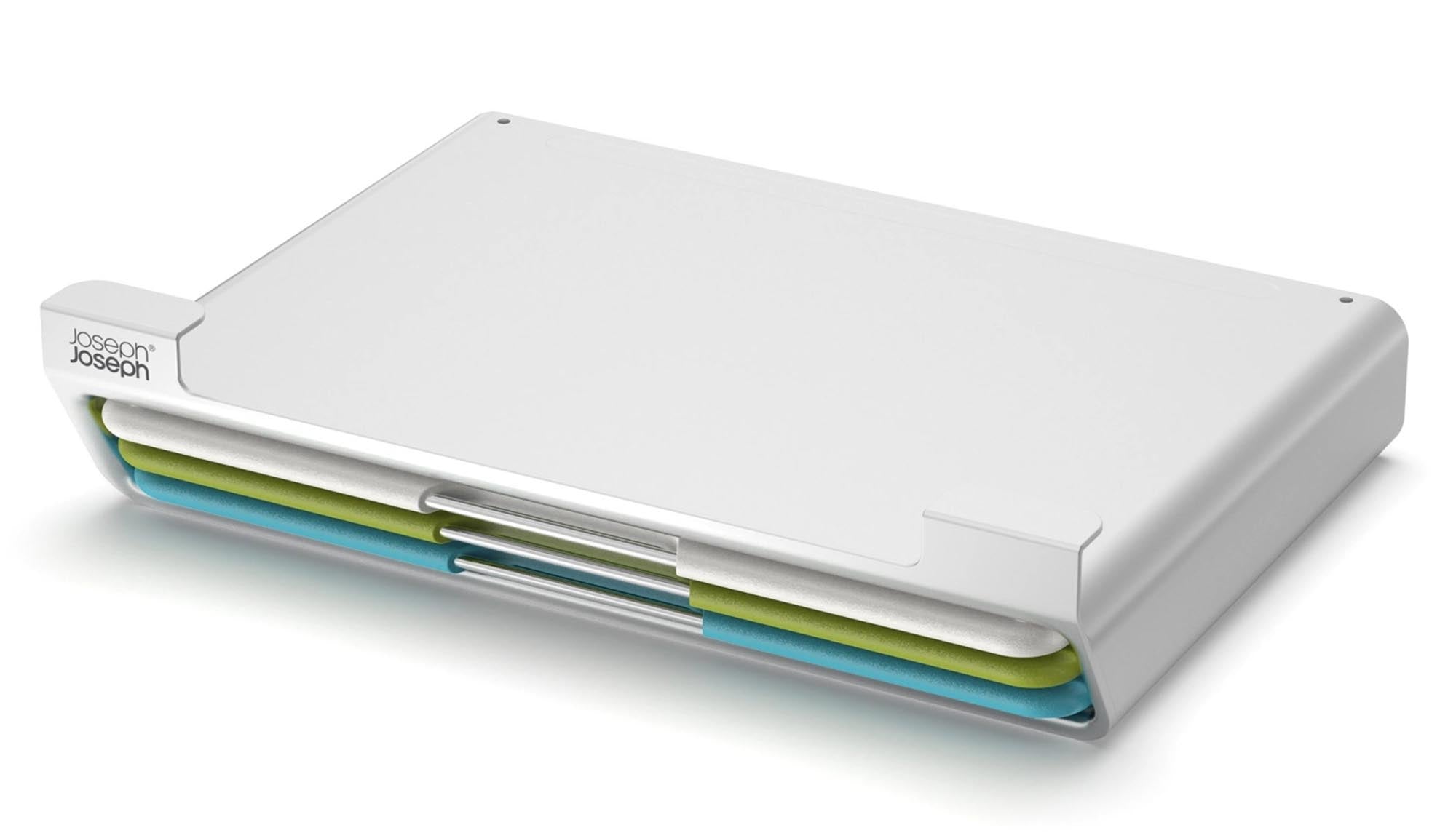 Das platzsparende Folio Slim Set von Joseph Joseph bietet 3 BPA-freie, rutschfeste Schneidebretter für Gemüse, Fleisch und Brot.