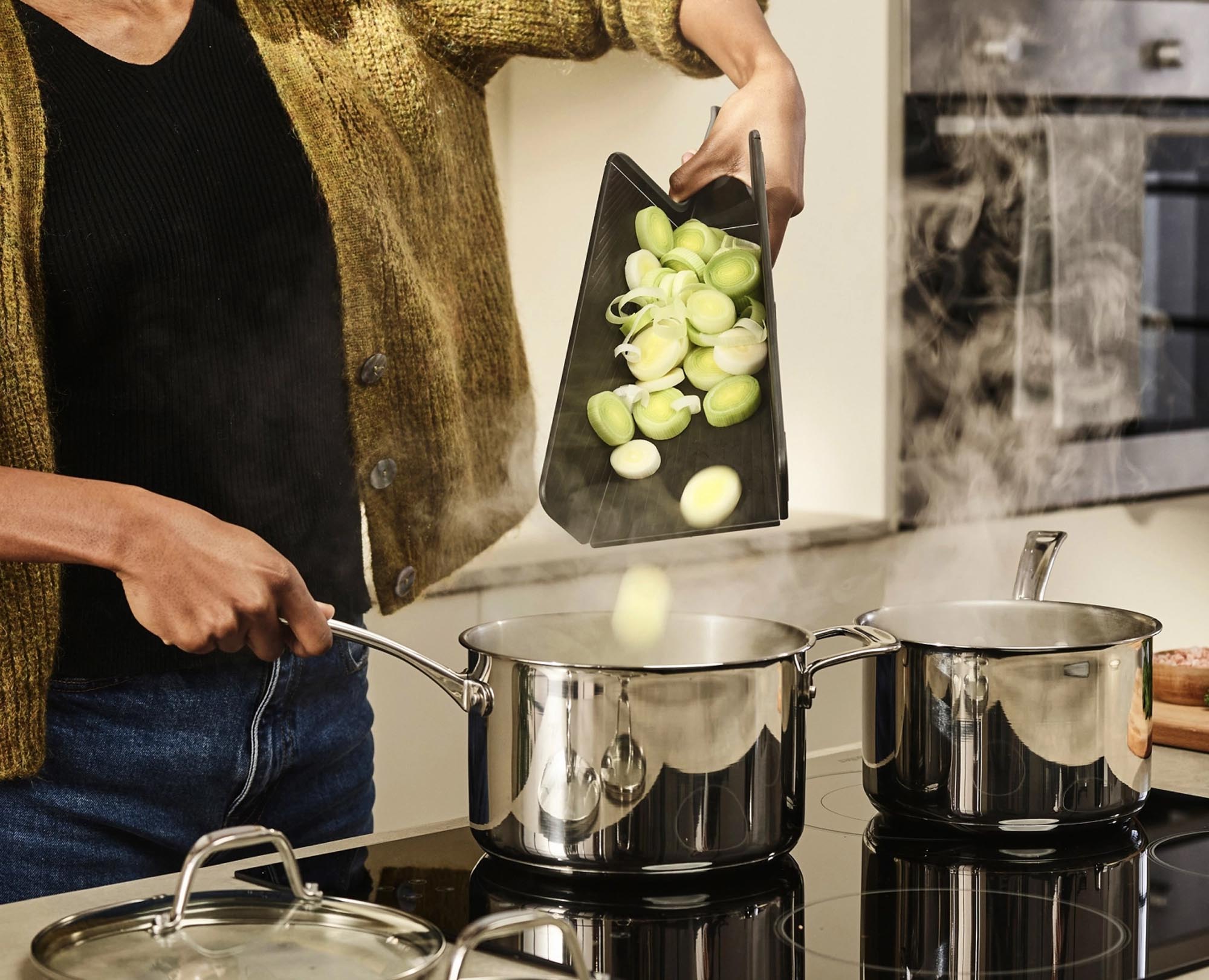 Entdecken Sie das Chop2Pot Plus Faltbare Schneidebrett von Joseph Joseph: Praktisch, platzsparend und rutschfest. Perfekt für jede Küche!