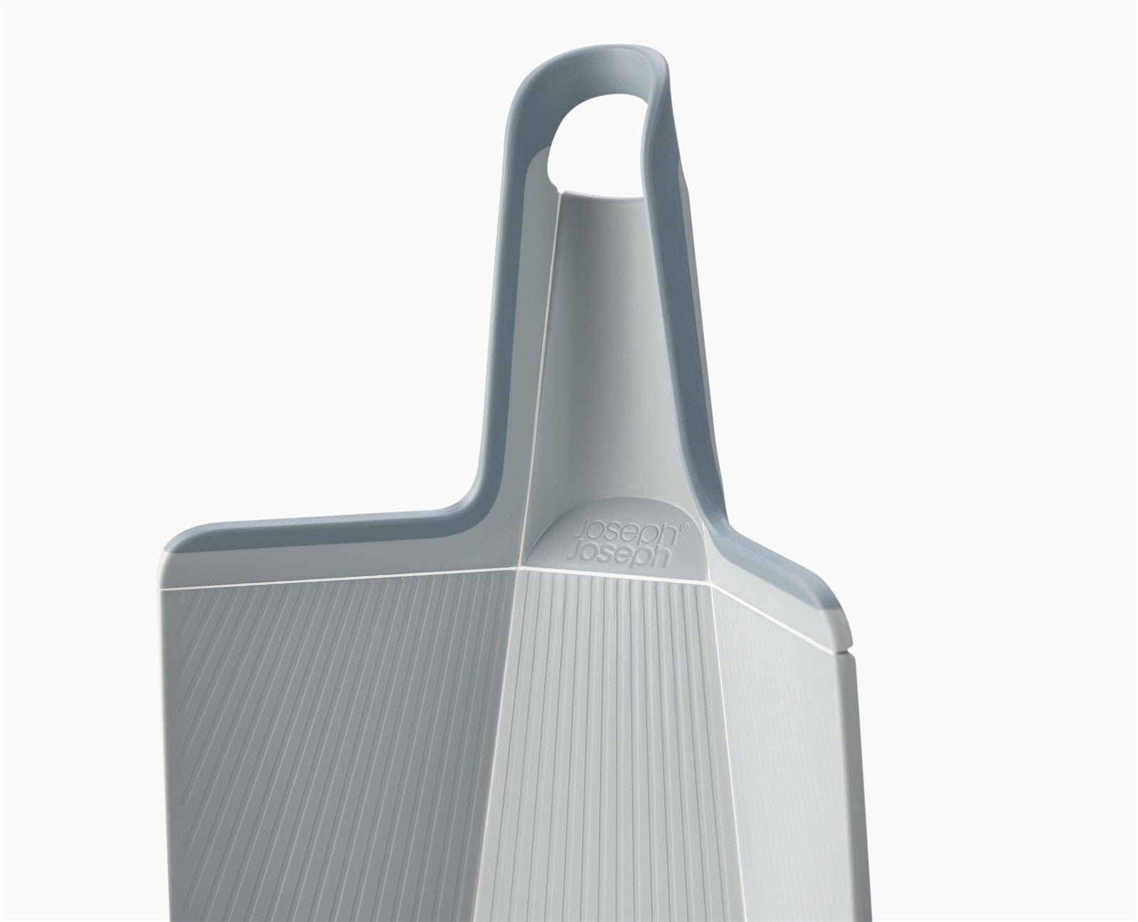 Entdecken Sie das Chop2Pot Plus von Joseph Joseph: Faltbares Schneidebrett in Blassblau, 37,5x21,2 cm – perfekt für hygienisches und stilvolles Kochen.