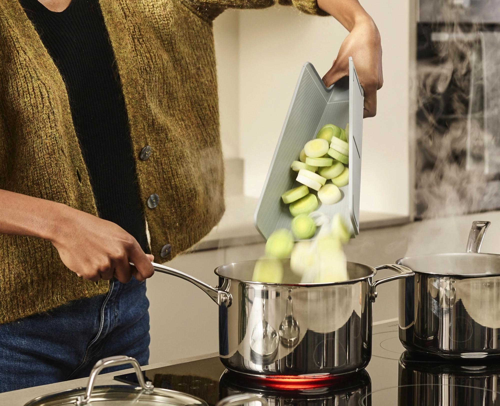 Entdecken Sie das Chop2Pot Plus von Joseph Joseph: Faltbares Schneidebrett in Blassblau, 37,5x21,2 cm – perfekt für hygienisches und stilvolles Kochen.