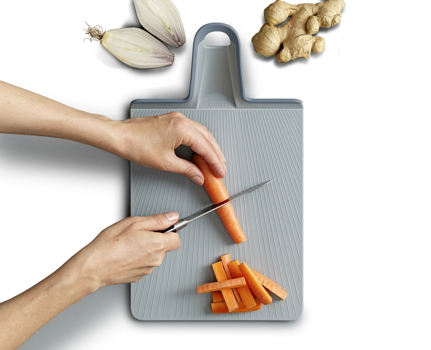 Chop2Pot Plus Faltbares Schneidebrett in Blassblau, 37.5x21.2cm, von Joseph Joseph – praktisch und platzsparend für die Küche.