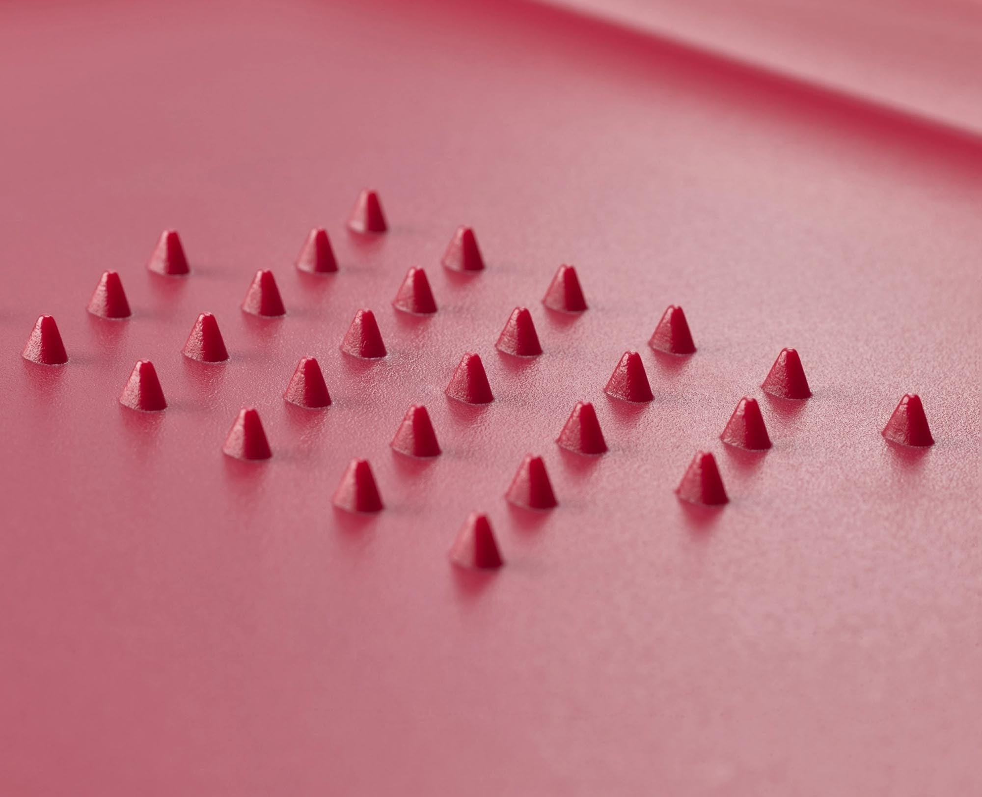 Großes, funktionales Schneidebrett in Rot von Joseph Joseph. Ideal zum Schneiden, mit integrierter Abtropfmulde und Messerauffangschale.