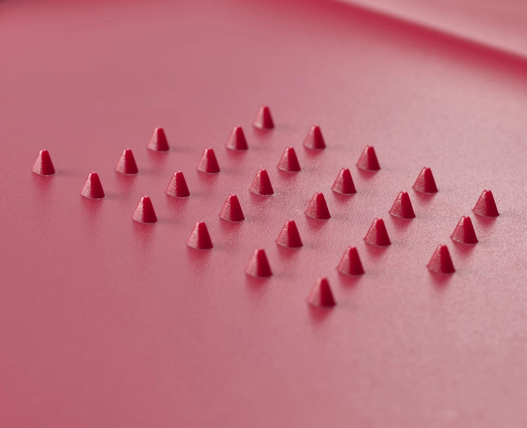 Entdecken Sie das Cut&Carve Plus Schneidebrett in Rot von Joseph Joseph – ideal für große Lebensmittel und stilvolles Servieren in Ihrer Küche.