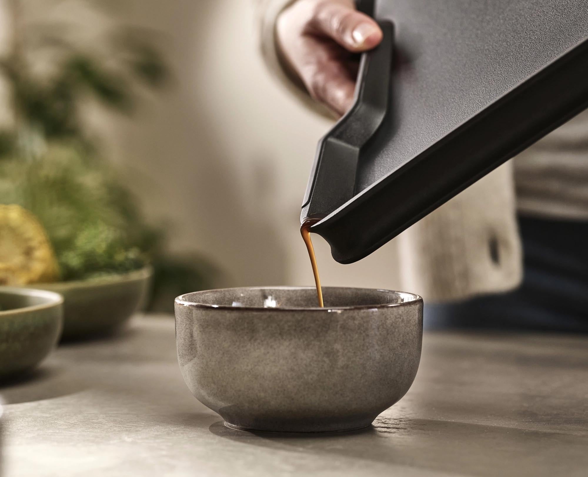 Entdecken Sie das Cut&Carve Plus Schneidebrett in Schwarz von Joseph Joseph: extra groß, hygienisch, spülmaschinenfest und mit praktischen Ablaufrinnen für müheloses Schneiden.