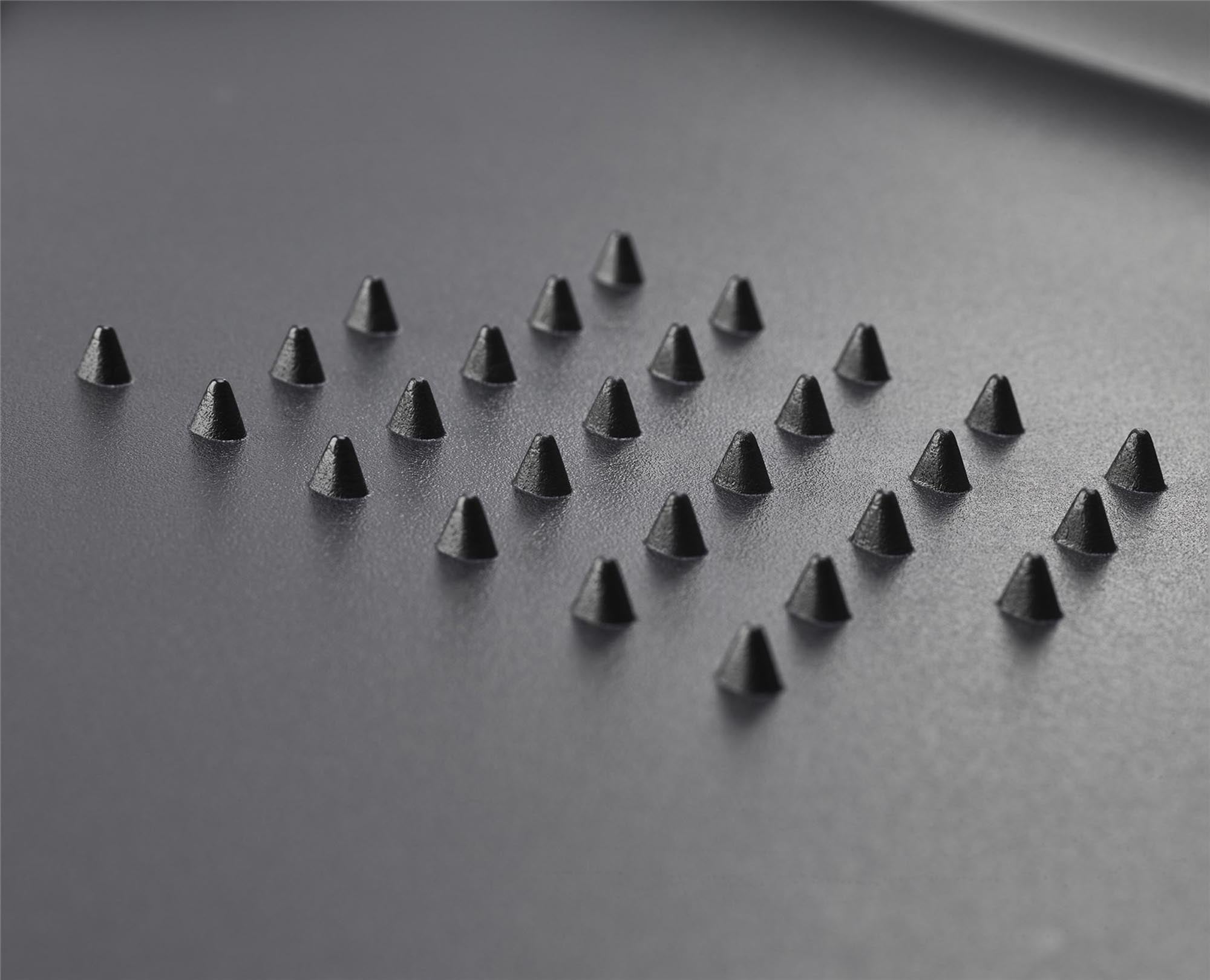 Entdecken Sie das Cut&Carve Plus Schneidebrett in Schwarz von Joseph Joseph: extra groß, hygienisch, spülmaschinenfest und mit praktischen Ablaufrinnen für müheloses Schneiden.