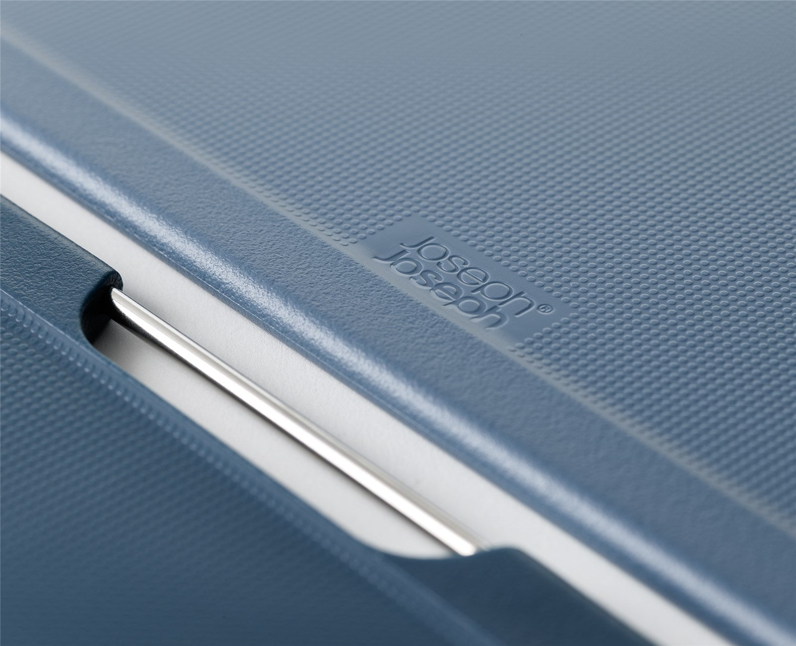 Entdecken Sie das Folio Plus 8-tlg. Set von Joseph Joseph: Perfekte Edelstahlmesser und ein elegantes, hygienisches Schneidebrett für jede Küche.