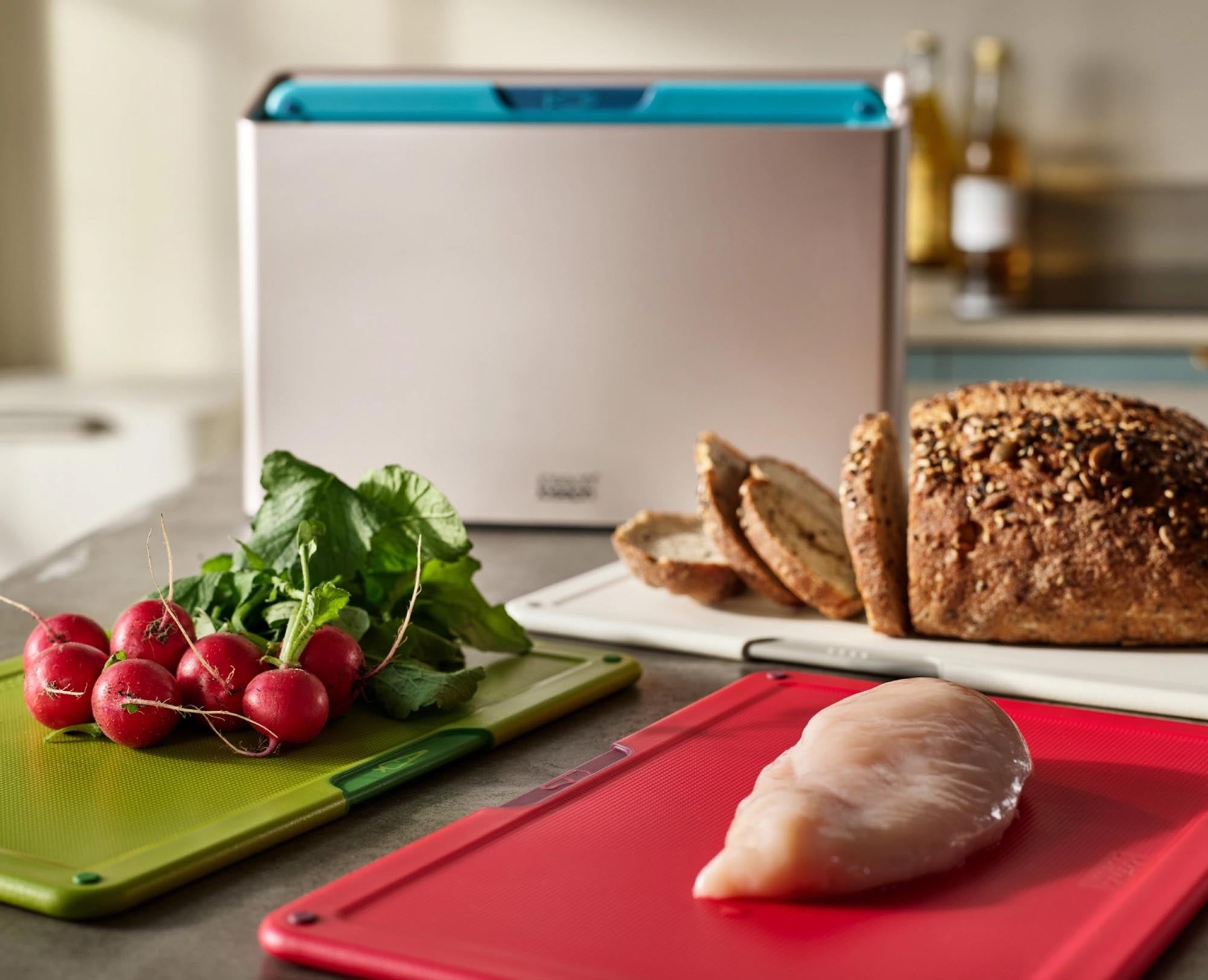 Folio Icon 4 tlg. Schneidebrettset von Joseph Joseph: Farbenfrohe, hygienische und platzsparende Lösung für jede Küche.