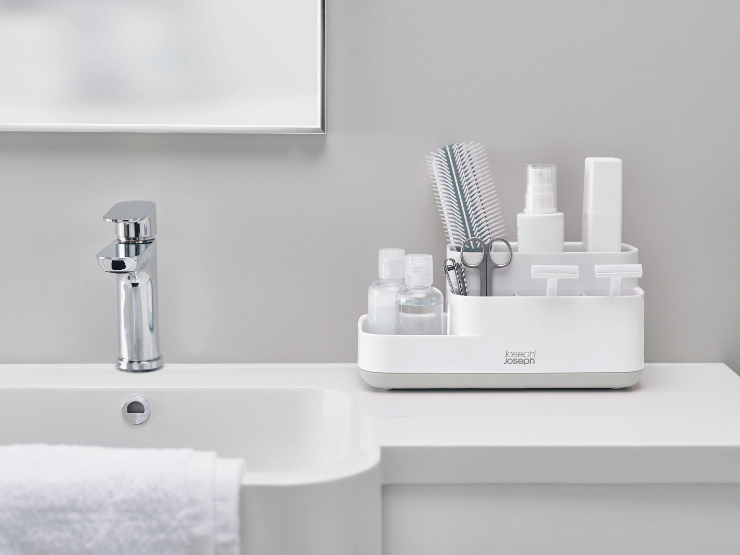 Praktischer EasyStore Badezimmer Caddy in Weiß und Grau, 5x12x12 cm, ideal für die Aufbewahrung von Badzubehör und Pflegeprodukten.