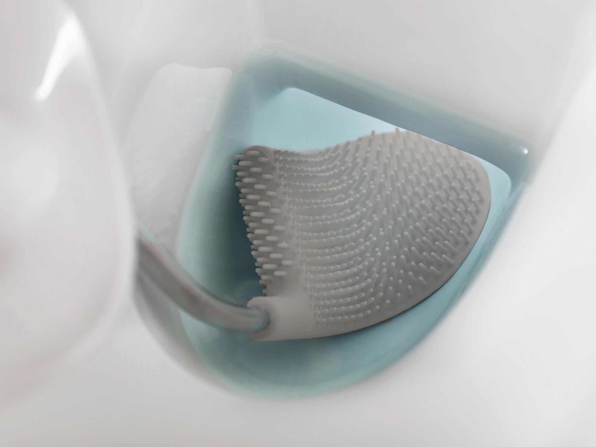 Stilvolle Toilettenbürste in Weiß und Grau von Joseph Joseph. Kompakt, langlebig und hygienisch mit innovativer Flex-Technologie für gründliche Reinigung.