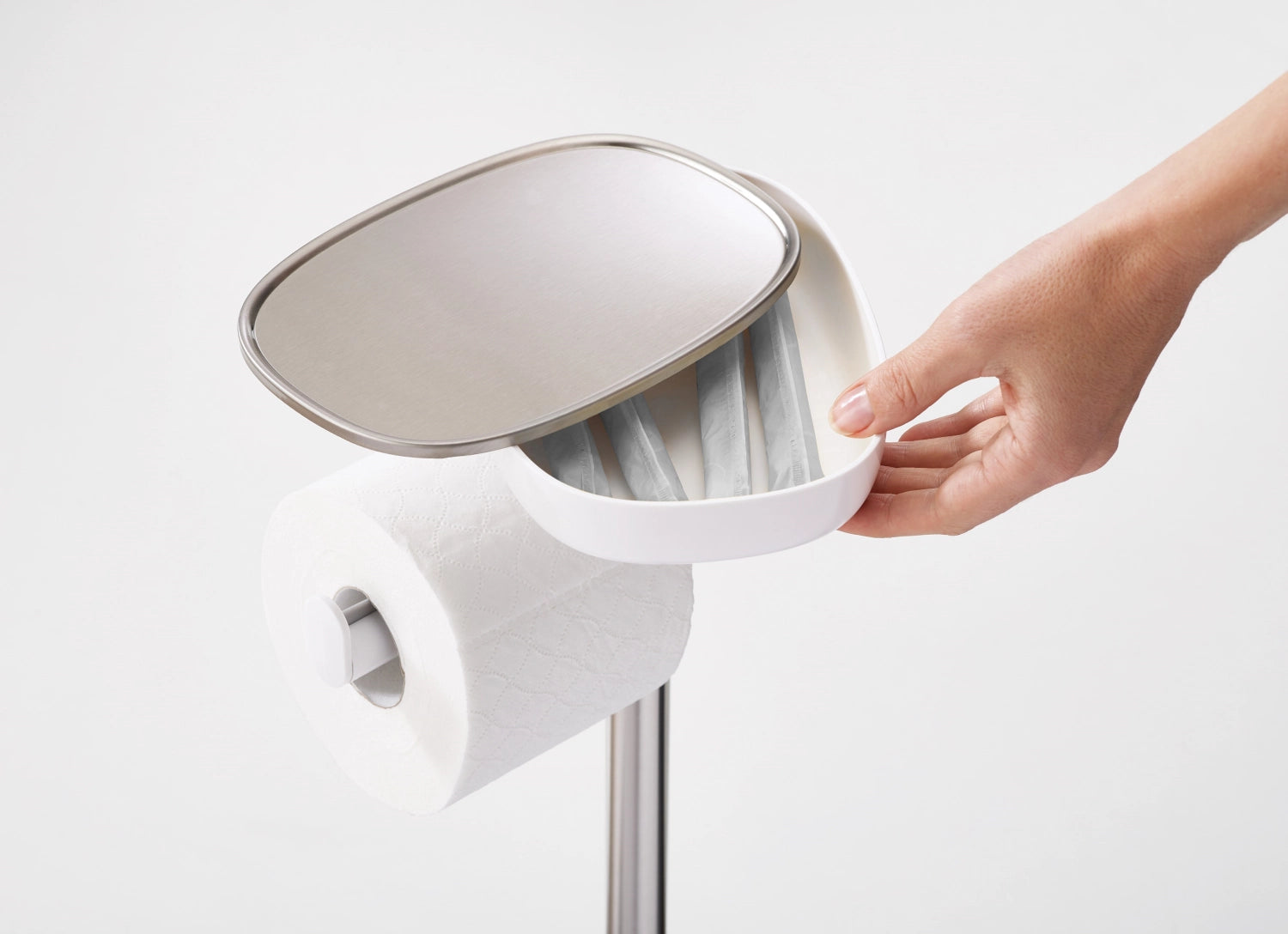 Praktischer EasyStore Toilettenpapierhalter von Joseph Joseph, perfekt für die ordentliche und platzsparende Aufbewahrung in jedem Badezimmer.