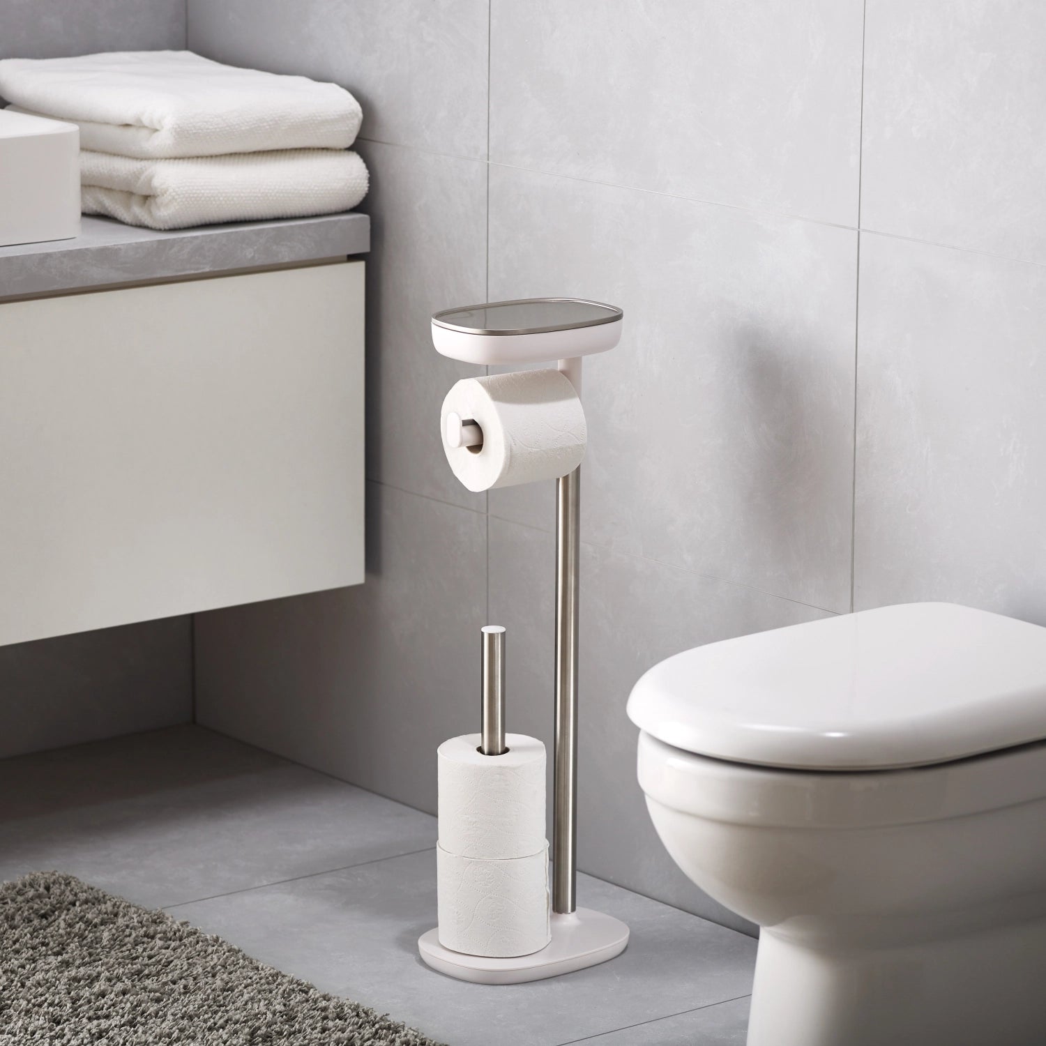 Stylischer EasyStore Toilettenpapier-Ständer von Joseph Joseph, platzsparend und funktional, ideal für jedes Badezimmer.