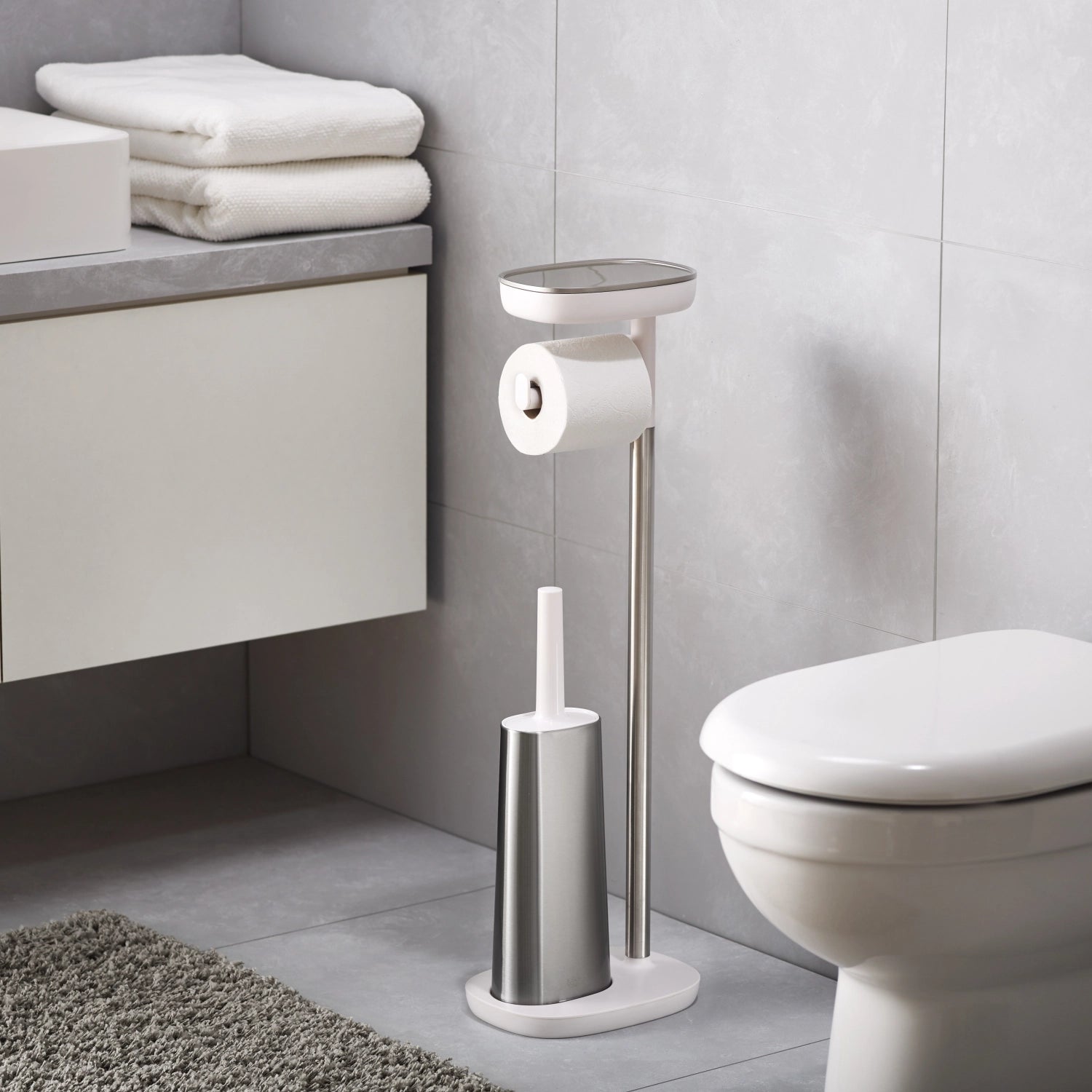 Stylischer EasyStore Toilettenpapier-Ständer mit integrierter Bürste von Joseph Joseph, ideal für moderne Badezimmer und platzsparend.