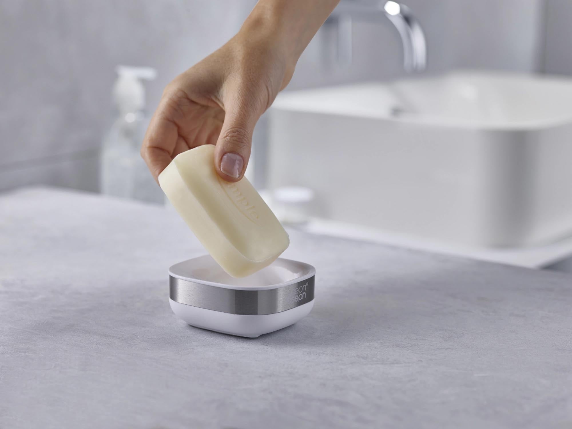 Elegante, kompakte Seifenschale aus rostfreiem Edelstahl mit stabilem Kunststoffboden. Ideal für kleine Waschbecken. Hygienisch und stilvoll.