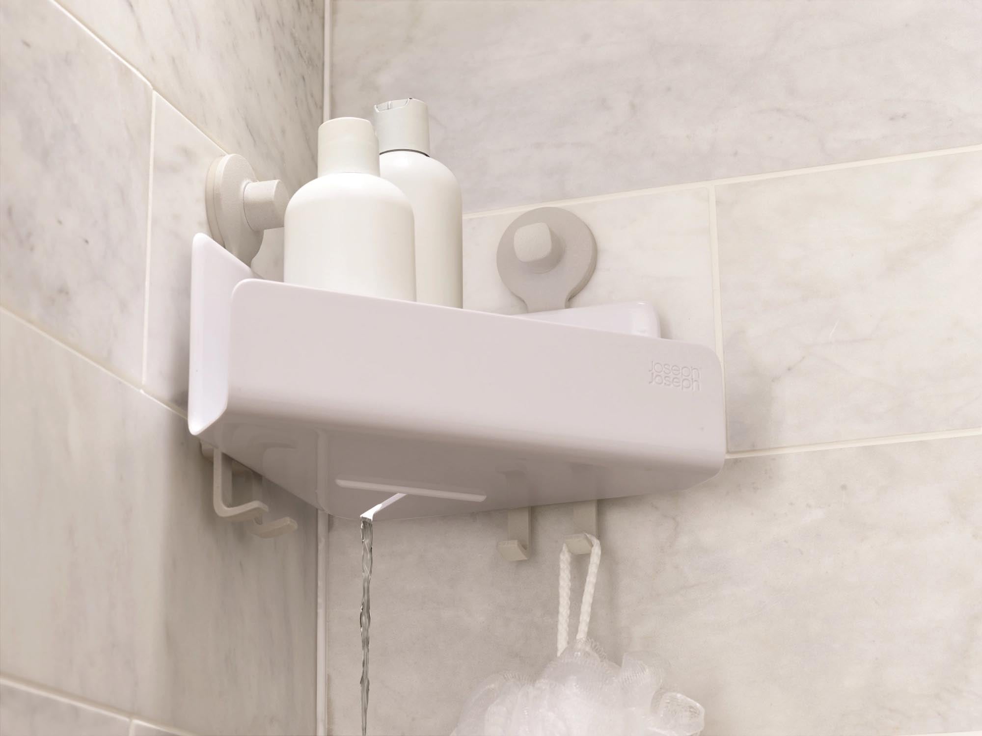 Stylische EasyStore Eck-Duschablage im 2er-Pack von Joseph Joseph. Perfekt für Ordnung in der Dusche und platzsparende Aufbewahrung.