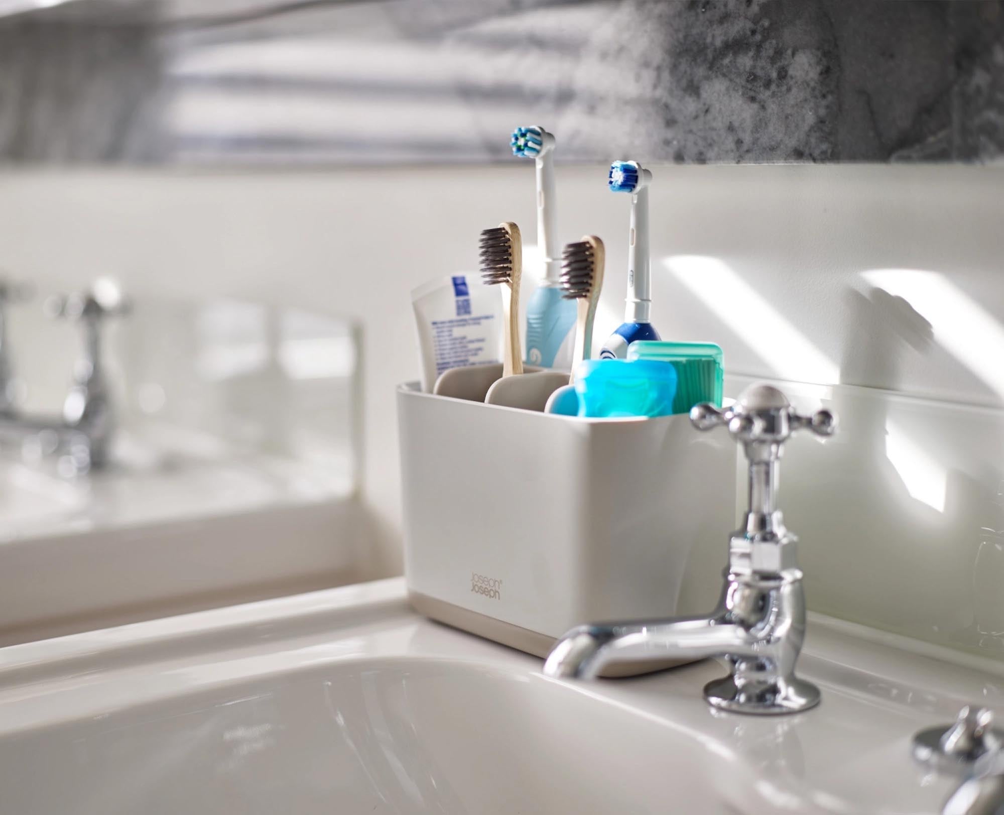 Stylischer Zahnbürstenhalter in Ecru von Joseph Joseph. Ideal für Familien, hygienisch mit Ablaufrinne und rutschfest – für ein aufgeräumtes Bad.