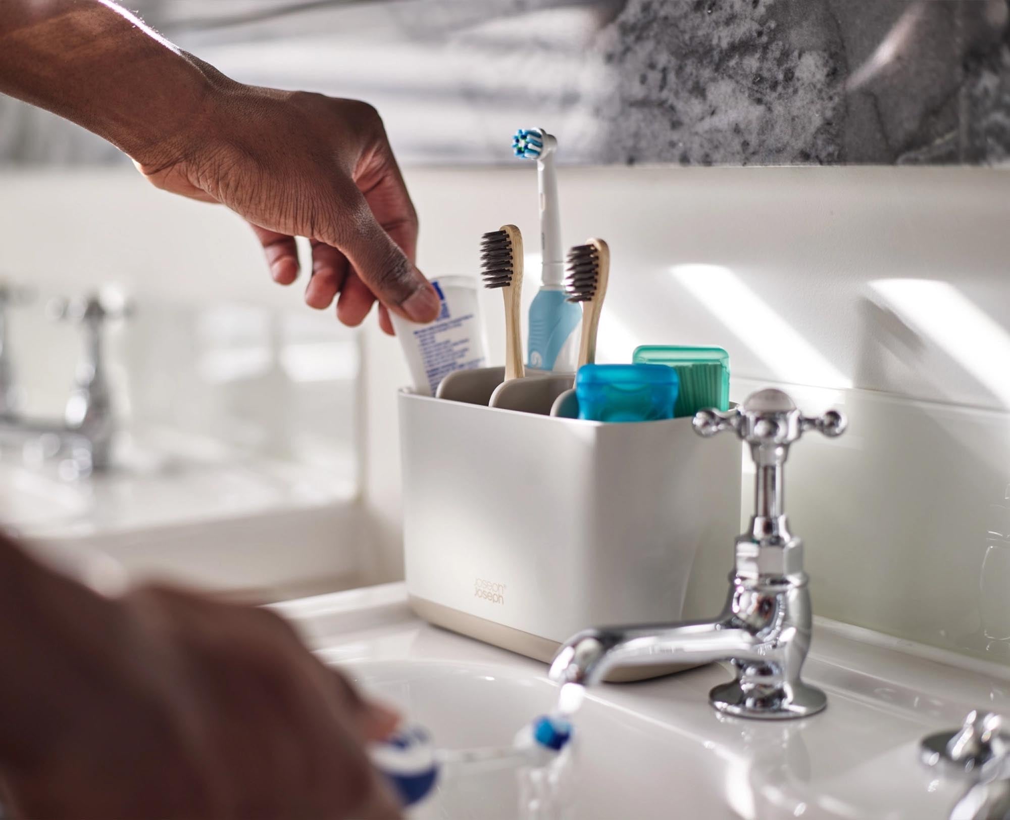 Praktischer Zahnbürstenhalter in elegantem Ecru von Joseph Joseph. Bietet Platz für 4 Zahnbürsten, hygienisch und stabil – perfektes Bad-Accessoire.