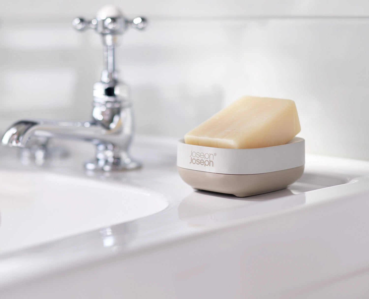 Elegante Slim Compact Seifenschale in Ecru von Joseph Joseph, ideal für platzsparende Badezimmerlösungen und stilvolle Seifenpräsentation.
