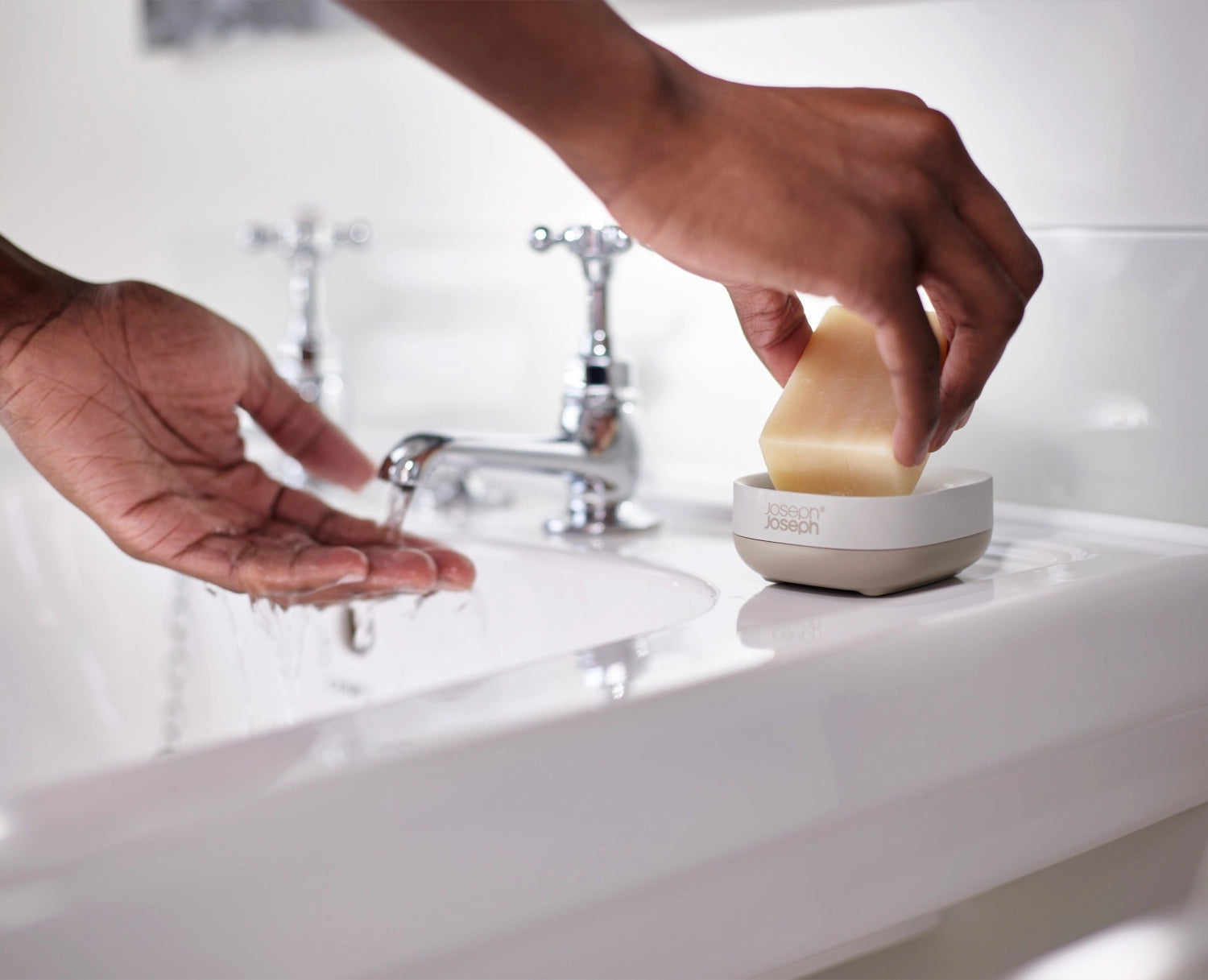 Die Slim Compact Seifenschale in ecru von Joseph Joseph bietet eine stilvolle und platzsparende Lösung für Ihr Badezimmer. Hygienisch und leicht zu reinigen!