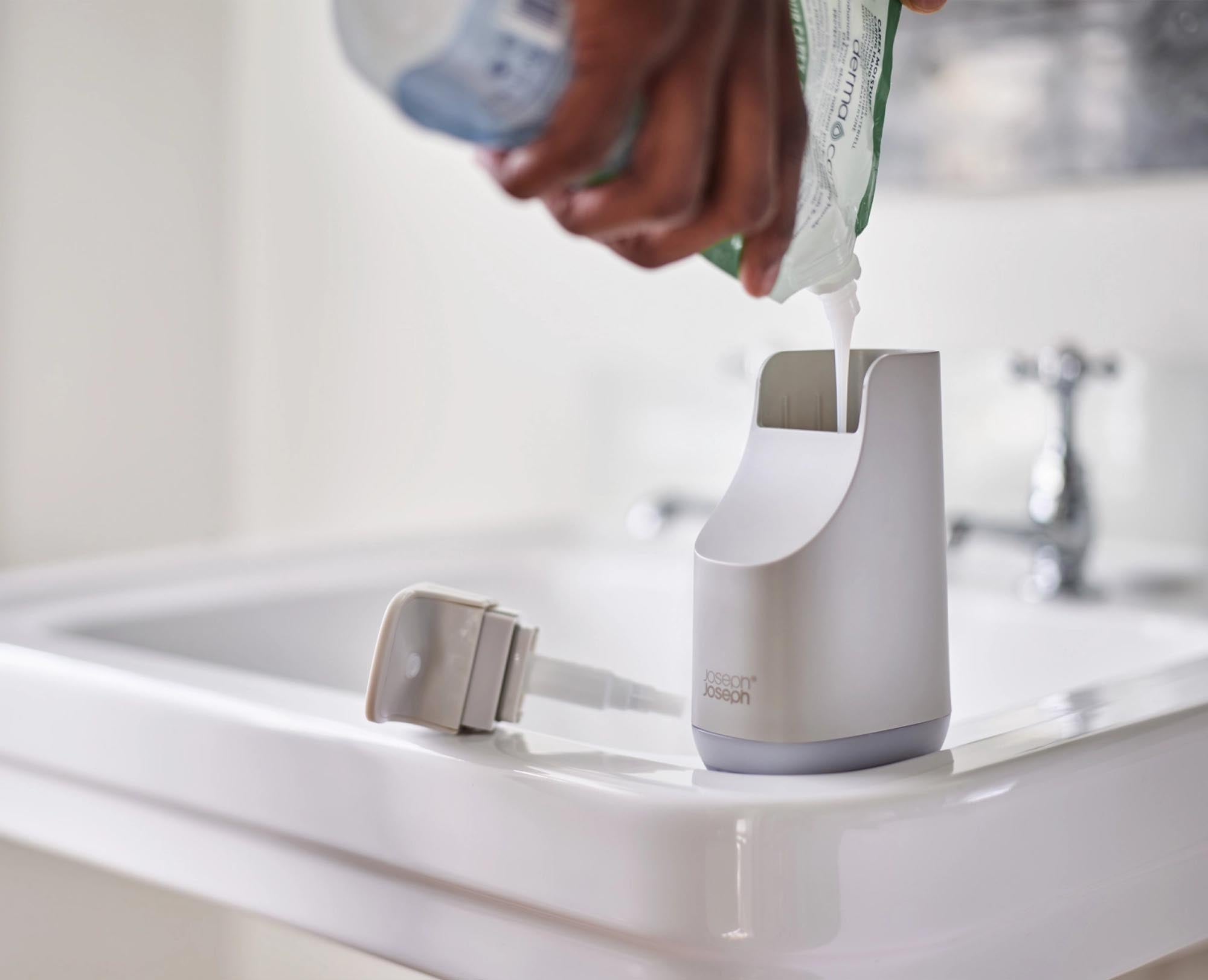 Stylischer Seifenspender in ecru von Joseph Joseph: Hochwertig, innovativ, leicht zu reinigen und perfekt für jedes Badezimmer oder die Küche.