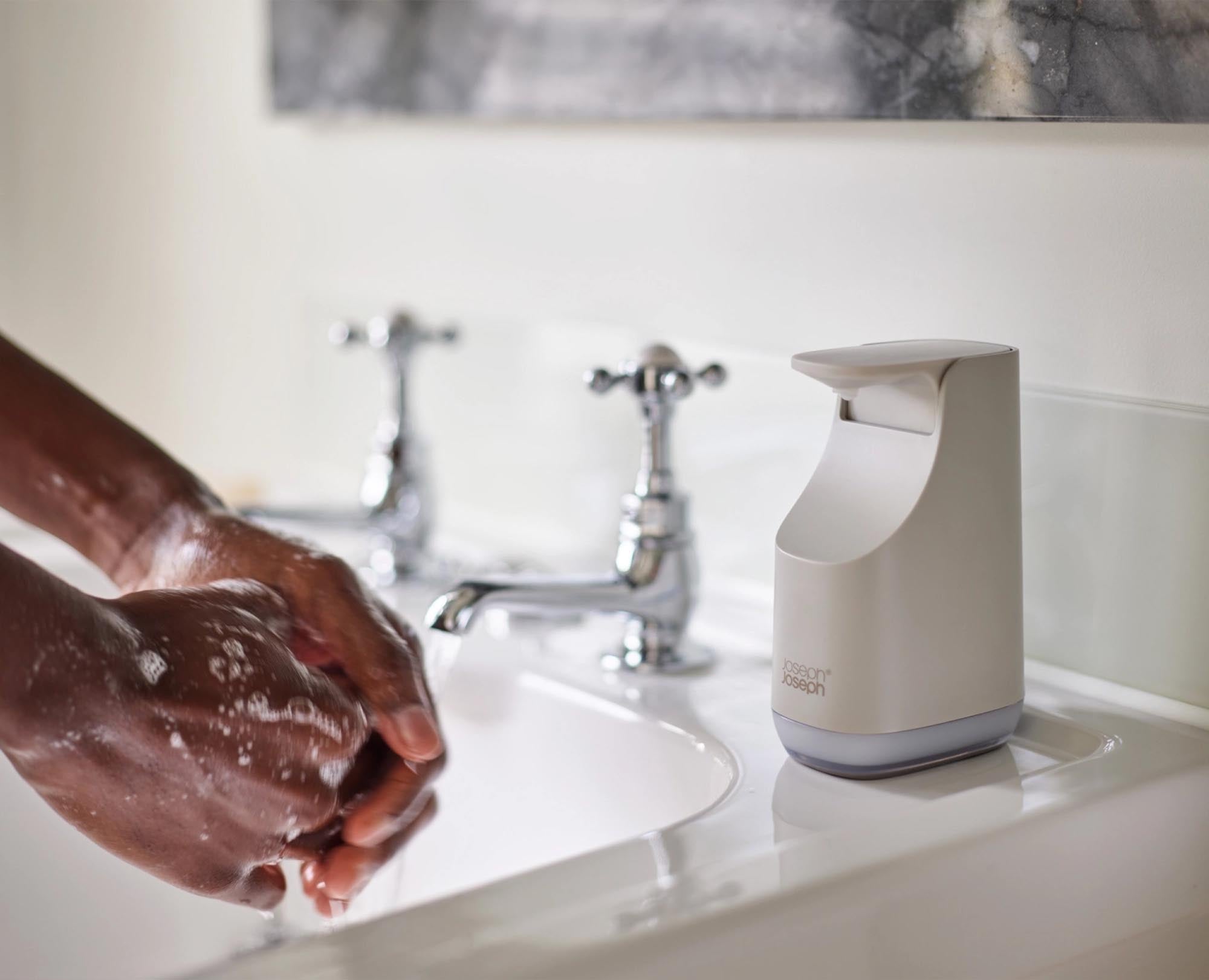 Stylischer Slim Compact Seifenspender in ecru von Joseph Joseph: Hochwertig, platzsparend und mit innovativer Dosierung – perfektes Badzubehör.