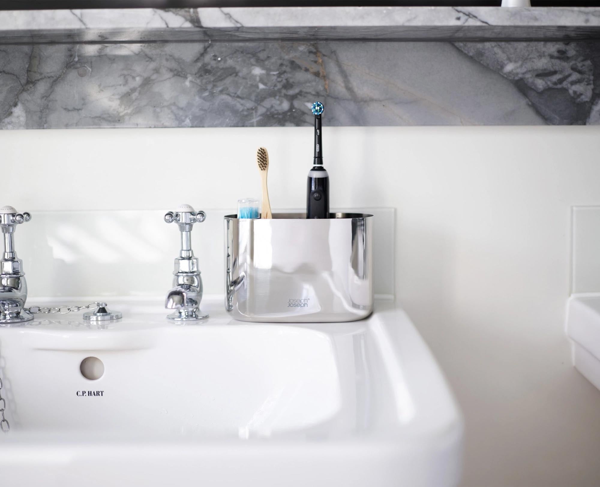 Eleganter Edelstahl-Zahnbürstenhalter für perfekte Badorganisation.