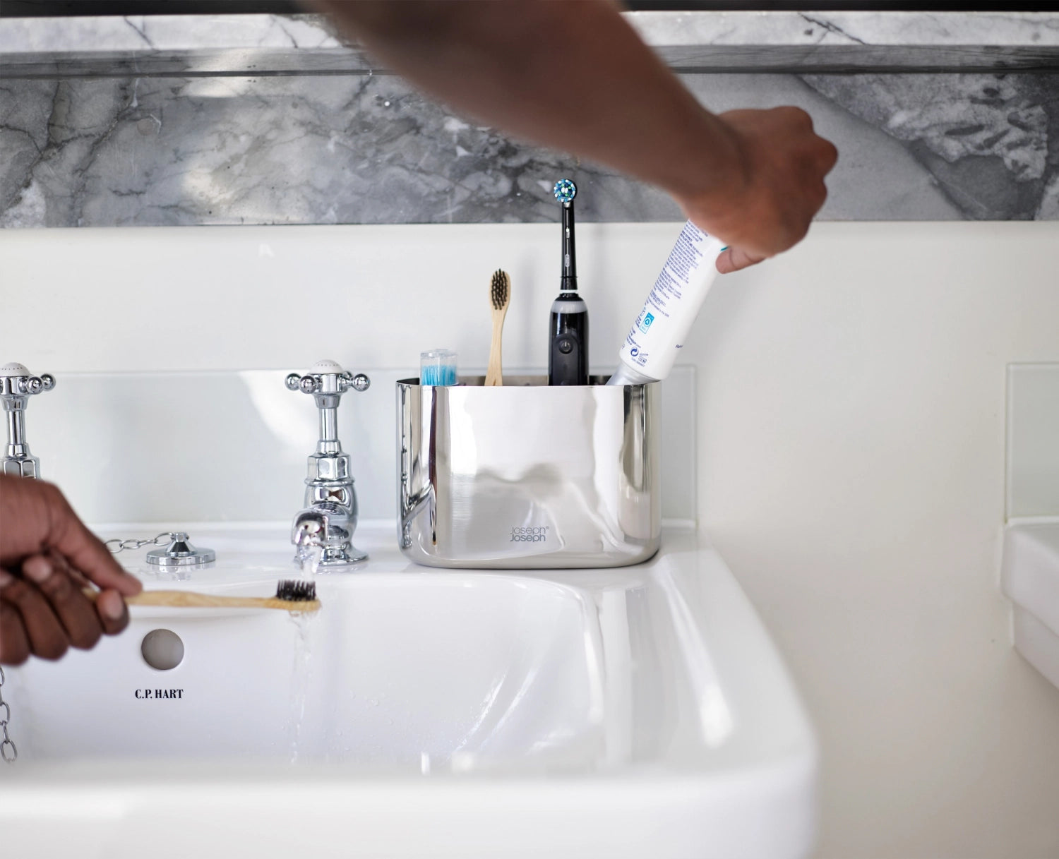 Eleganter Zahnbürstenhalter aus robustem Edelstahl von Joseph Joseph, ideal für stilvolle Badezimmerorganisation und Hygiene.