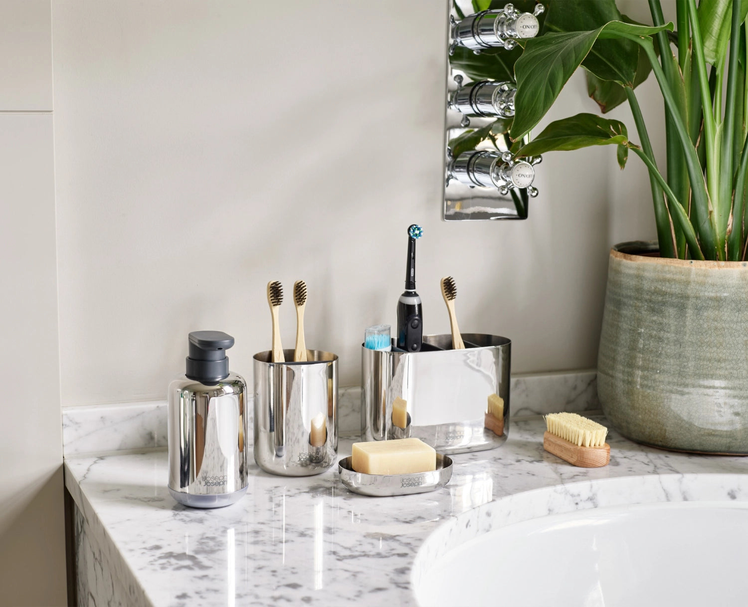 Eleganter EasyStore Luxe Seifenspender aus Edelstahl von Joseph Joseph, ideal für moderne Badezimmer und stilvolle Küchen.