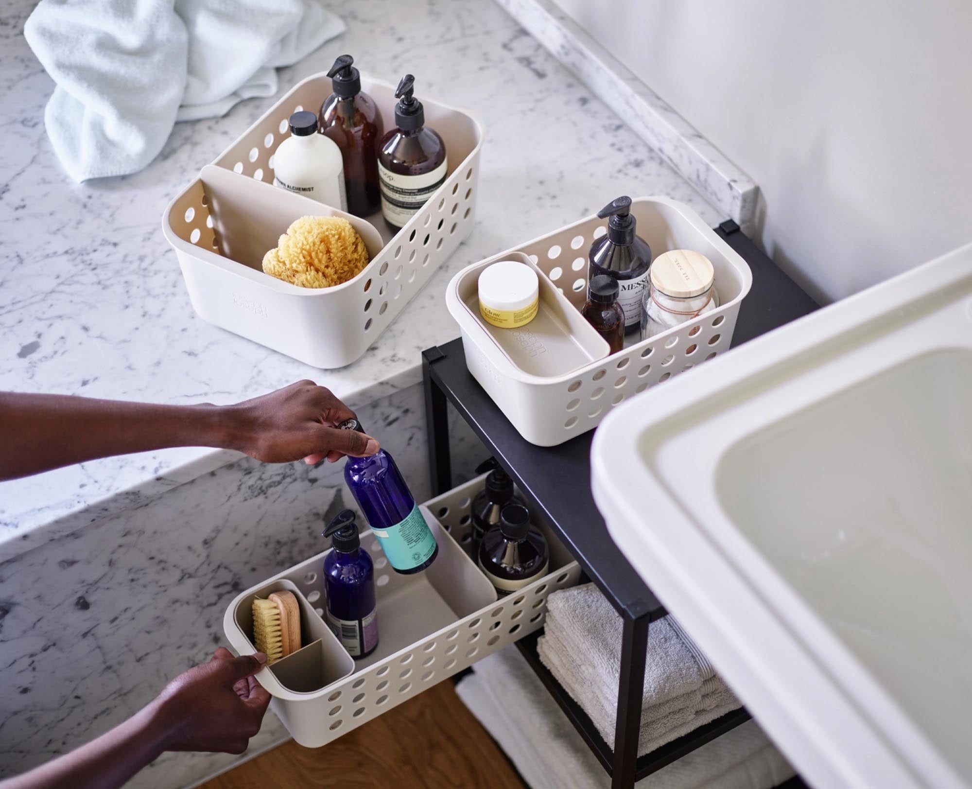 Stylischer EasyStore Aufbewahrungskorb von Joseph Joseph – ideal für Ordnung in jedem Raum. Robustes Design in elegantem Ecru für vielseitige Nutzung.